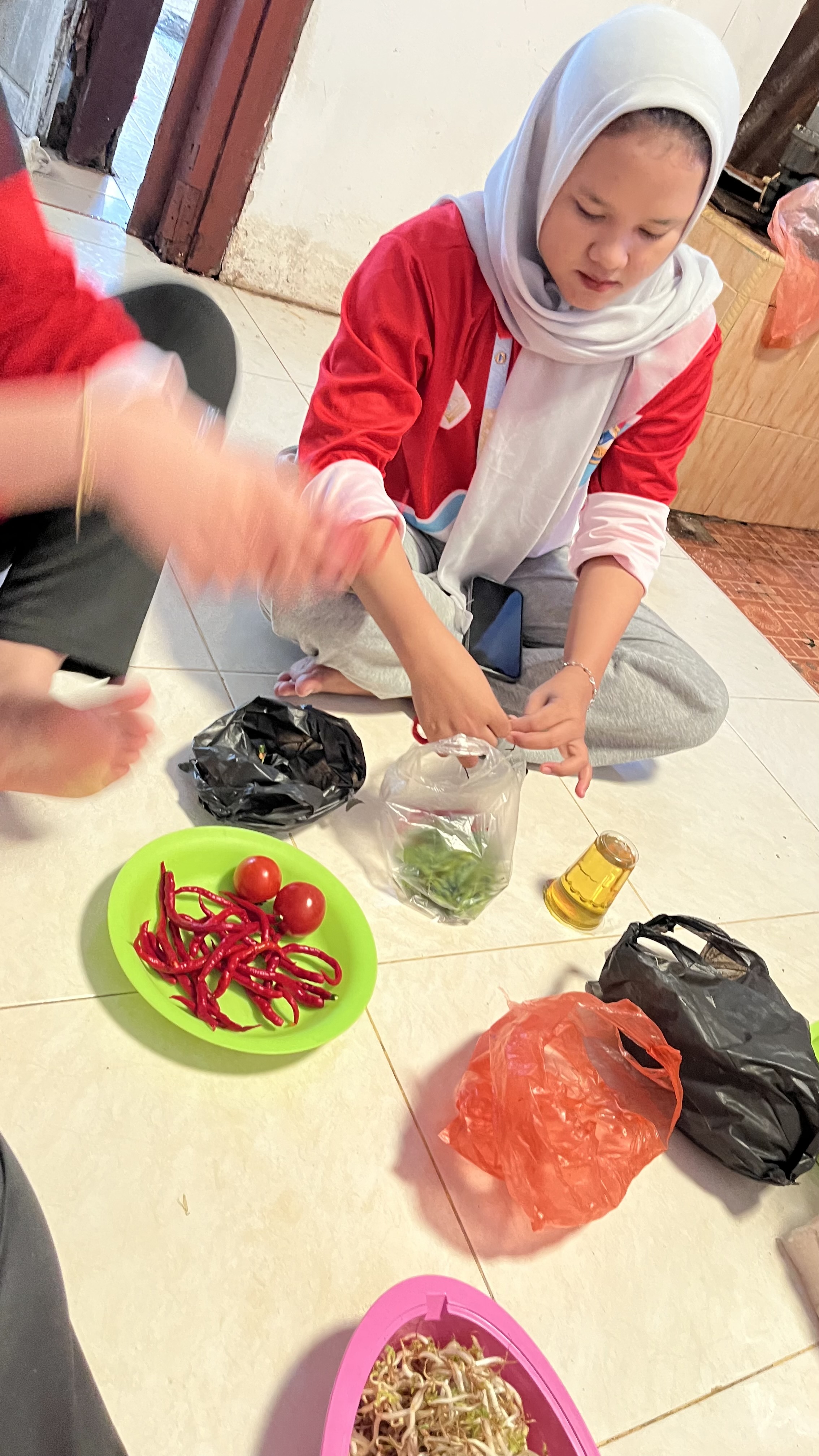 kebersamaan masak bersama untuk makan siang 
