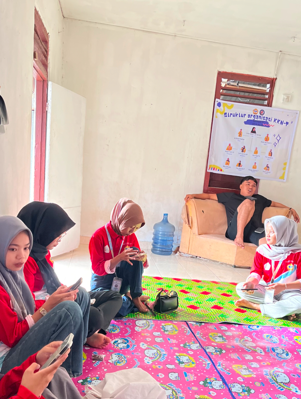 Diskusi bersama menentukan belanja apa dipasar untuk makan siang