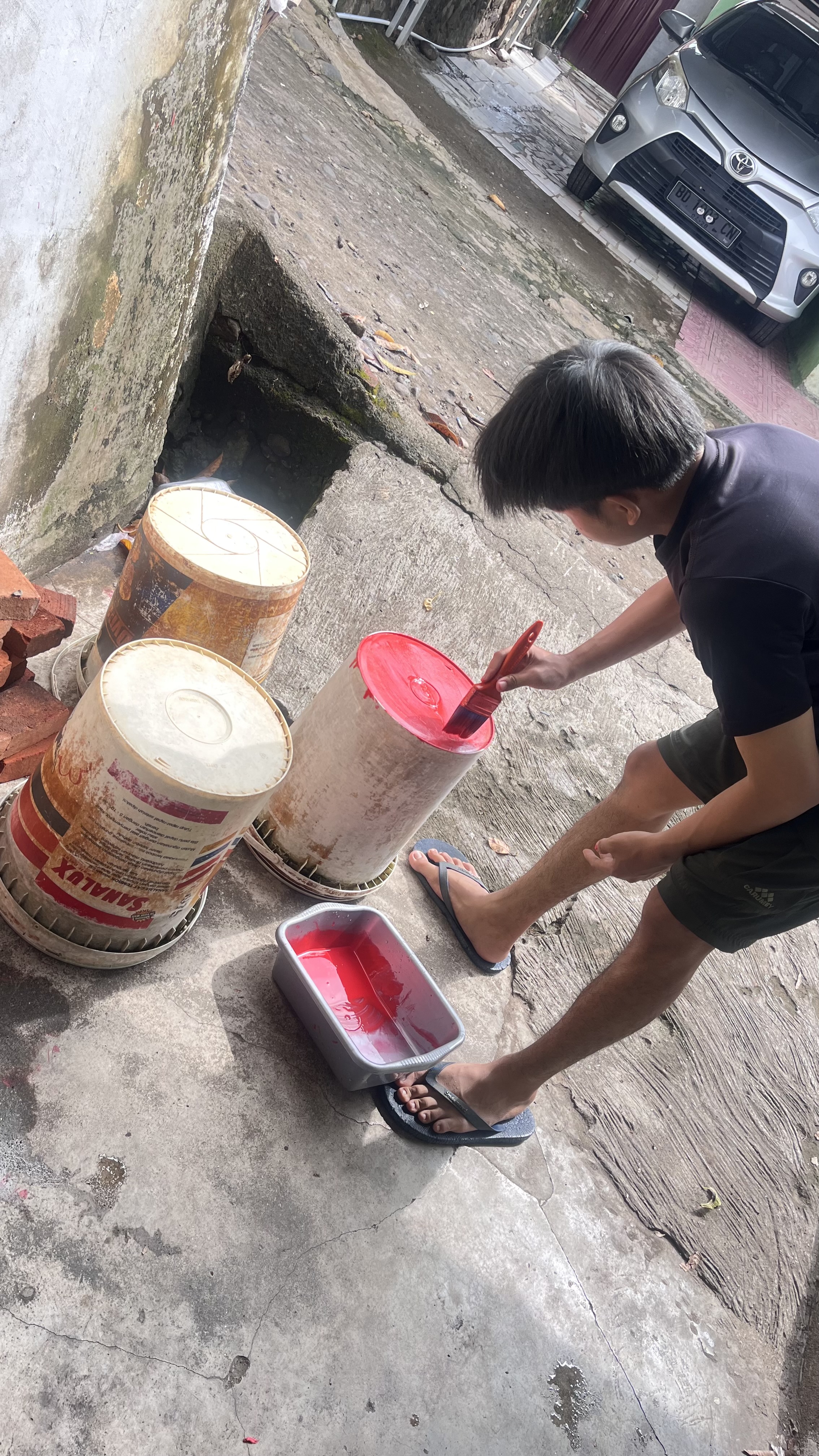Proses pengecatan tong sampah