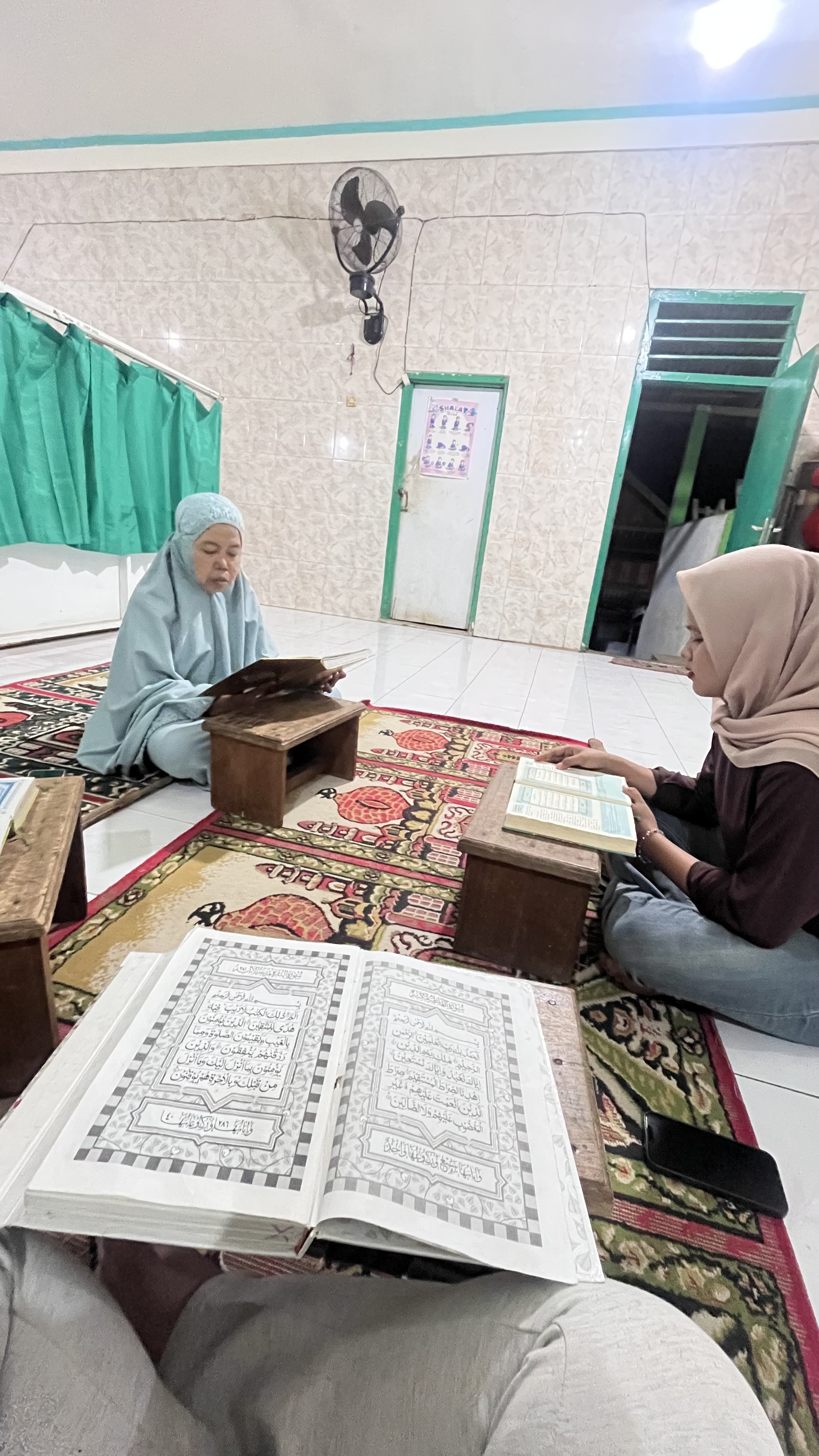 Mengaji membaca Al-Qur'an bersama ibuk rt