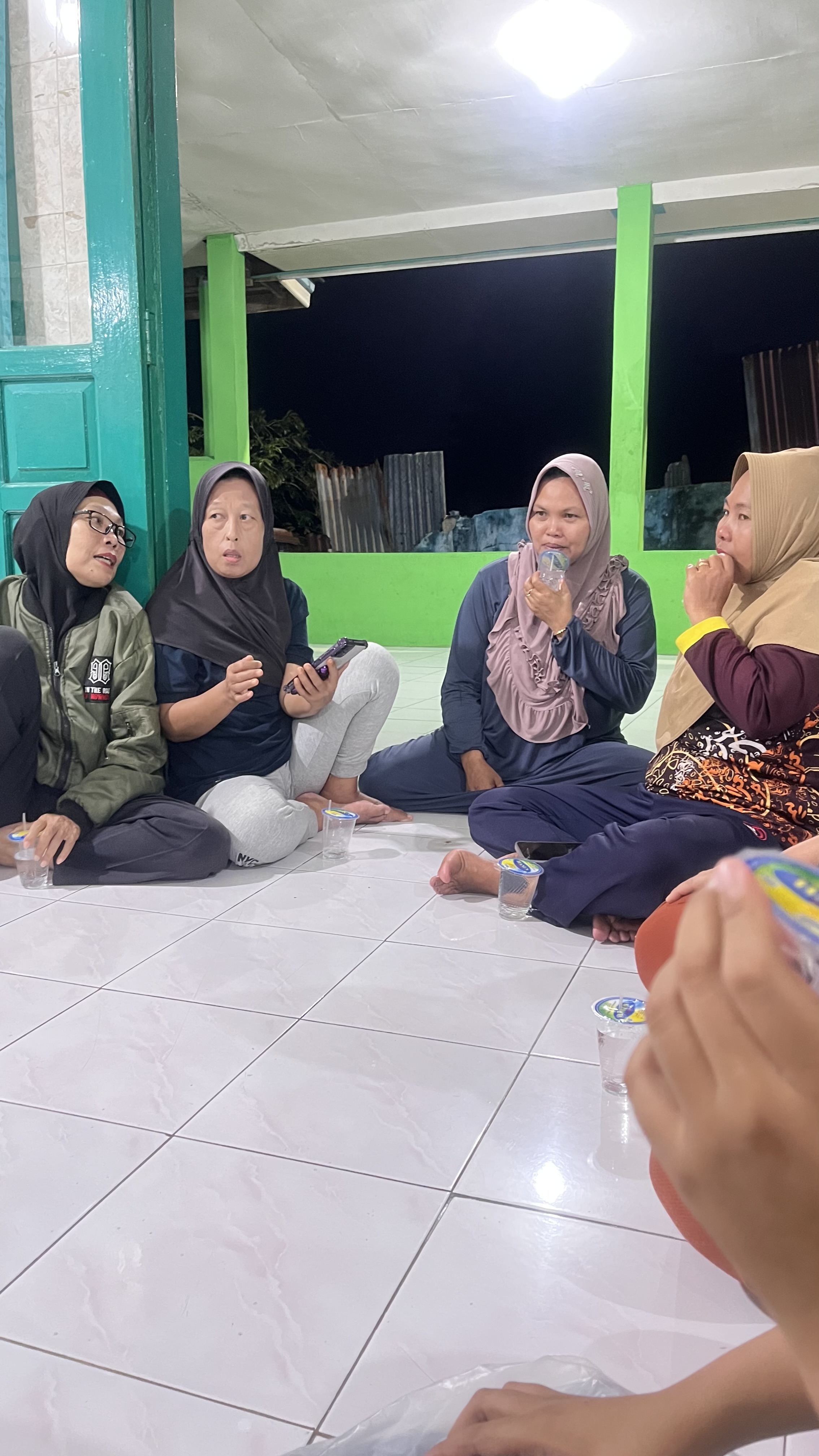 Membahas bahan apa saja yang akan dibeli untuk membuat tumpeng bersama warga rt 13