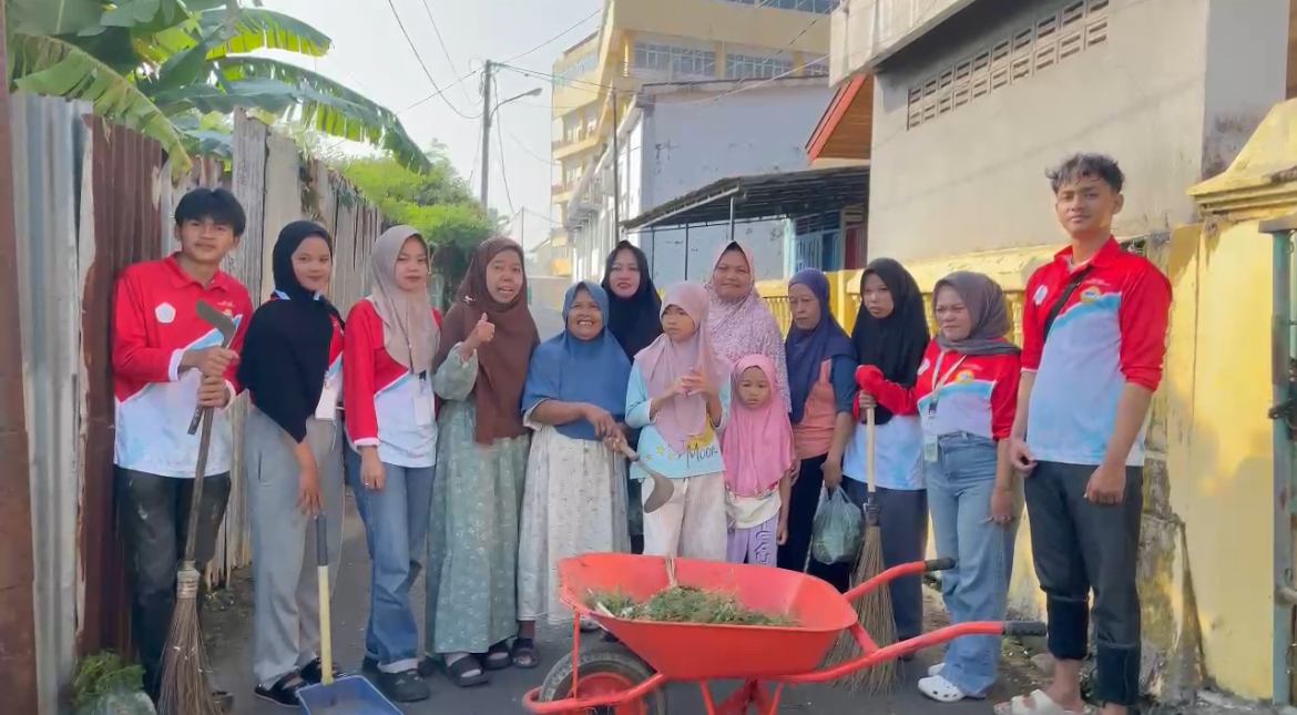 Foto bersama setelah melakukan kegiatan kebersihan 
