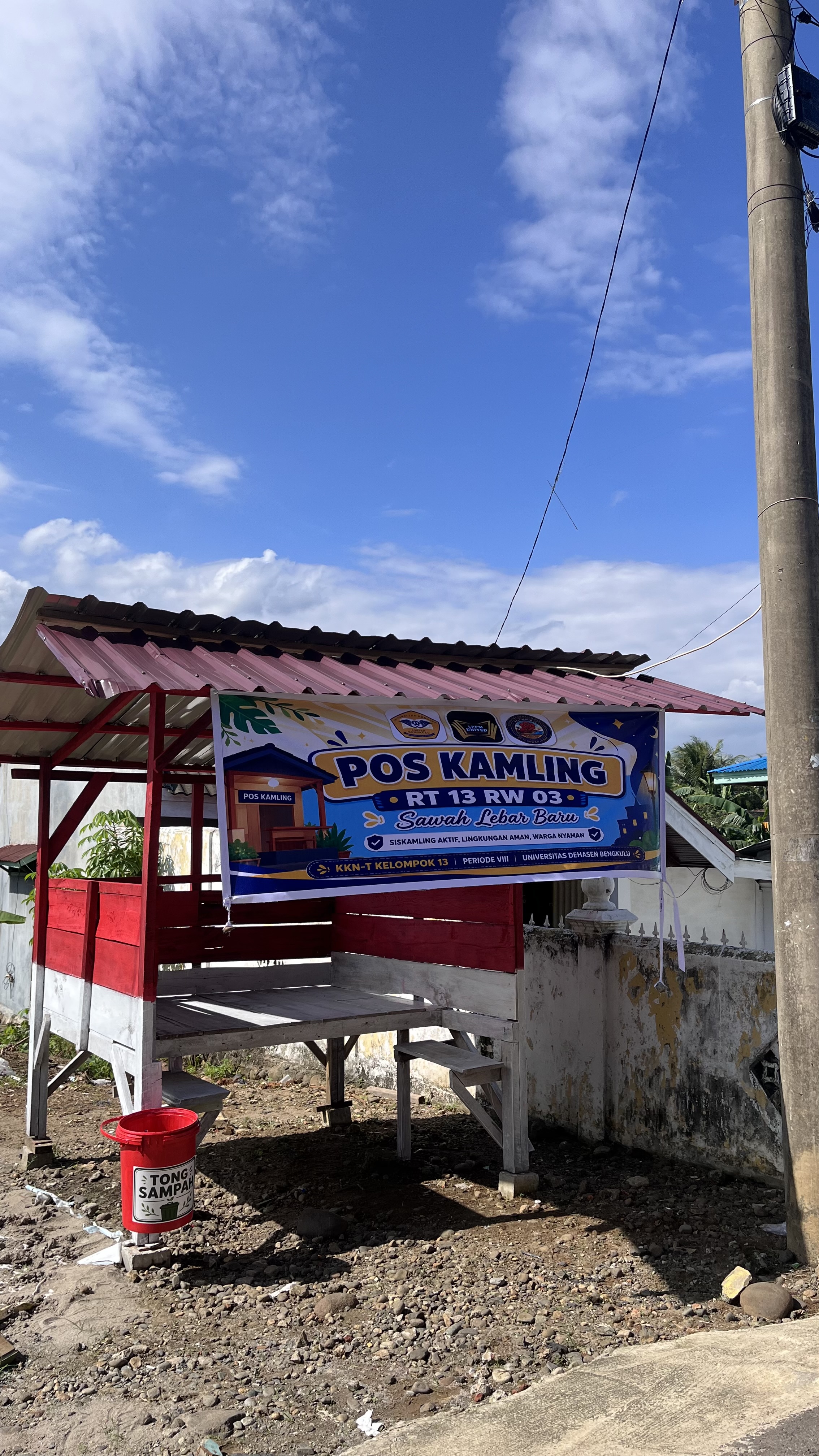 Pemasangan spanduk di pos ronda