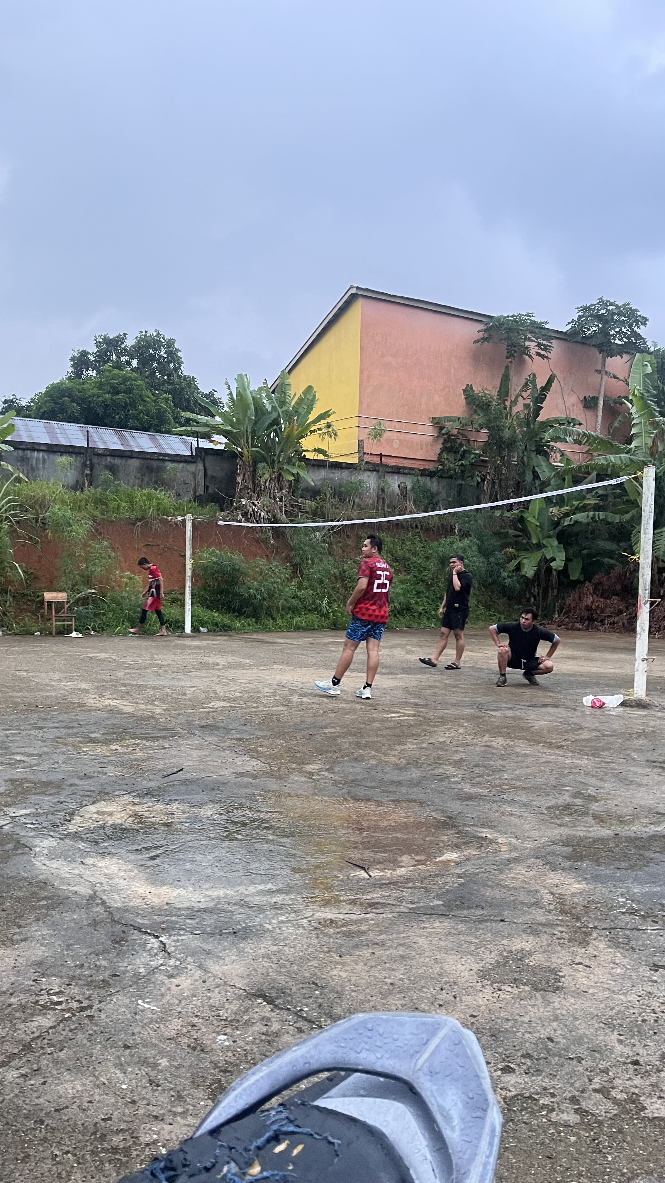 Bermain Voli bersama warga rt 13