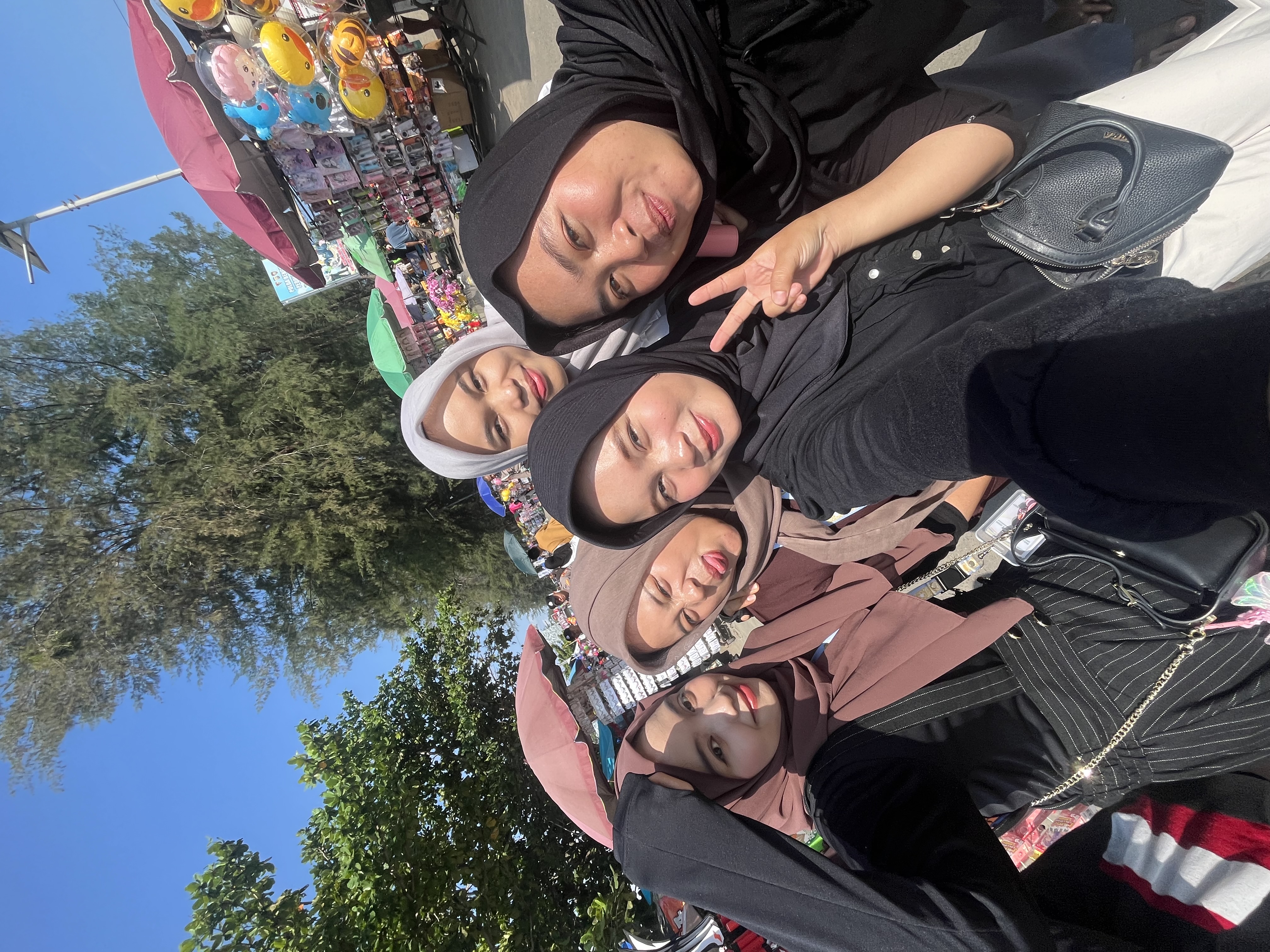 Kegiatan membeli bahan hadiah untuk acara arisan RT 20
