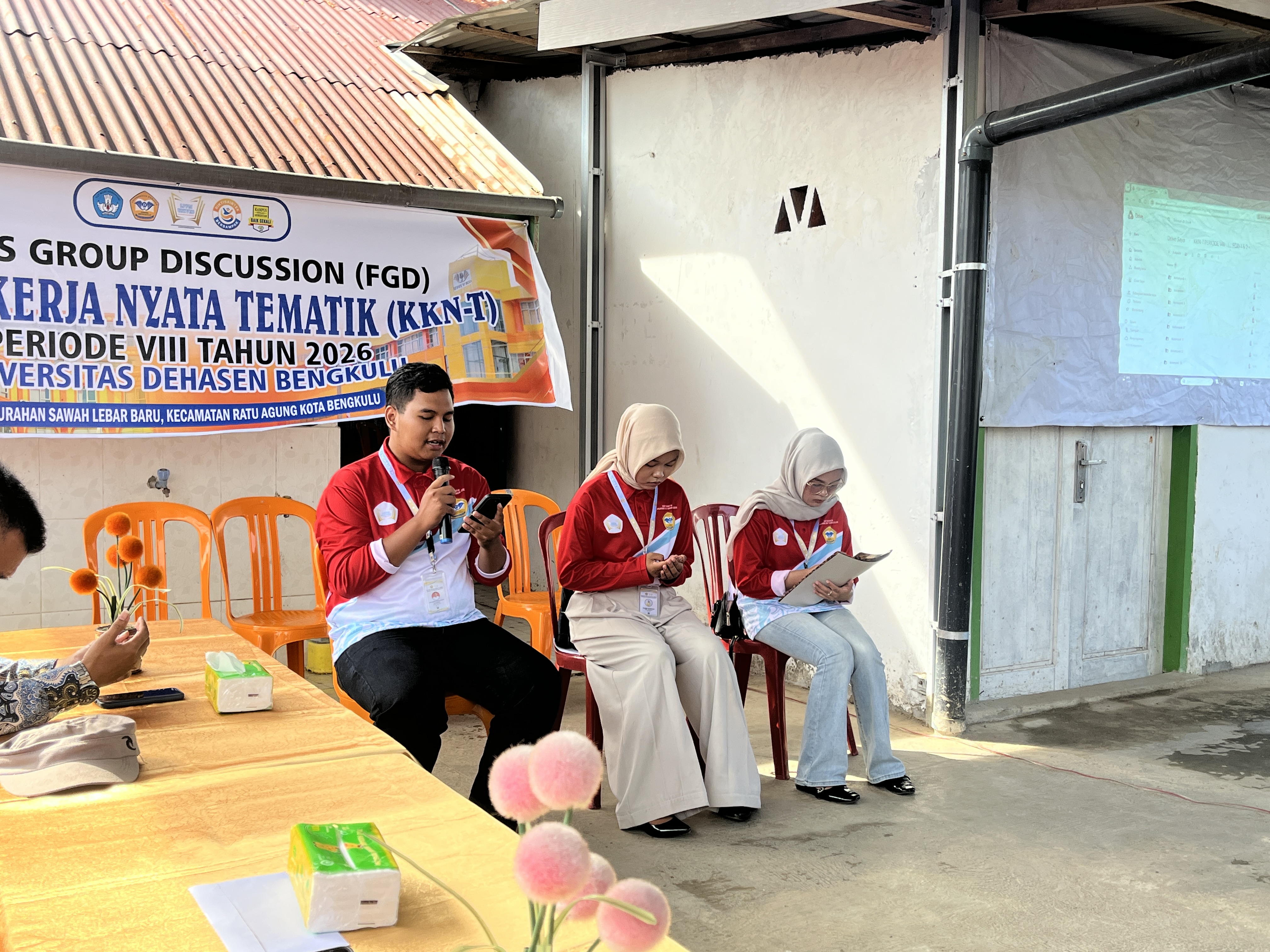 Menjadi MC pada kegiatan FGD 1