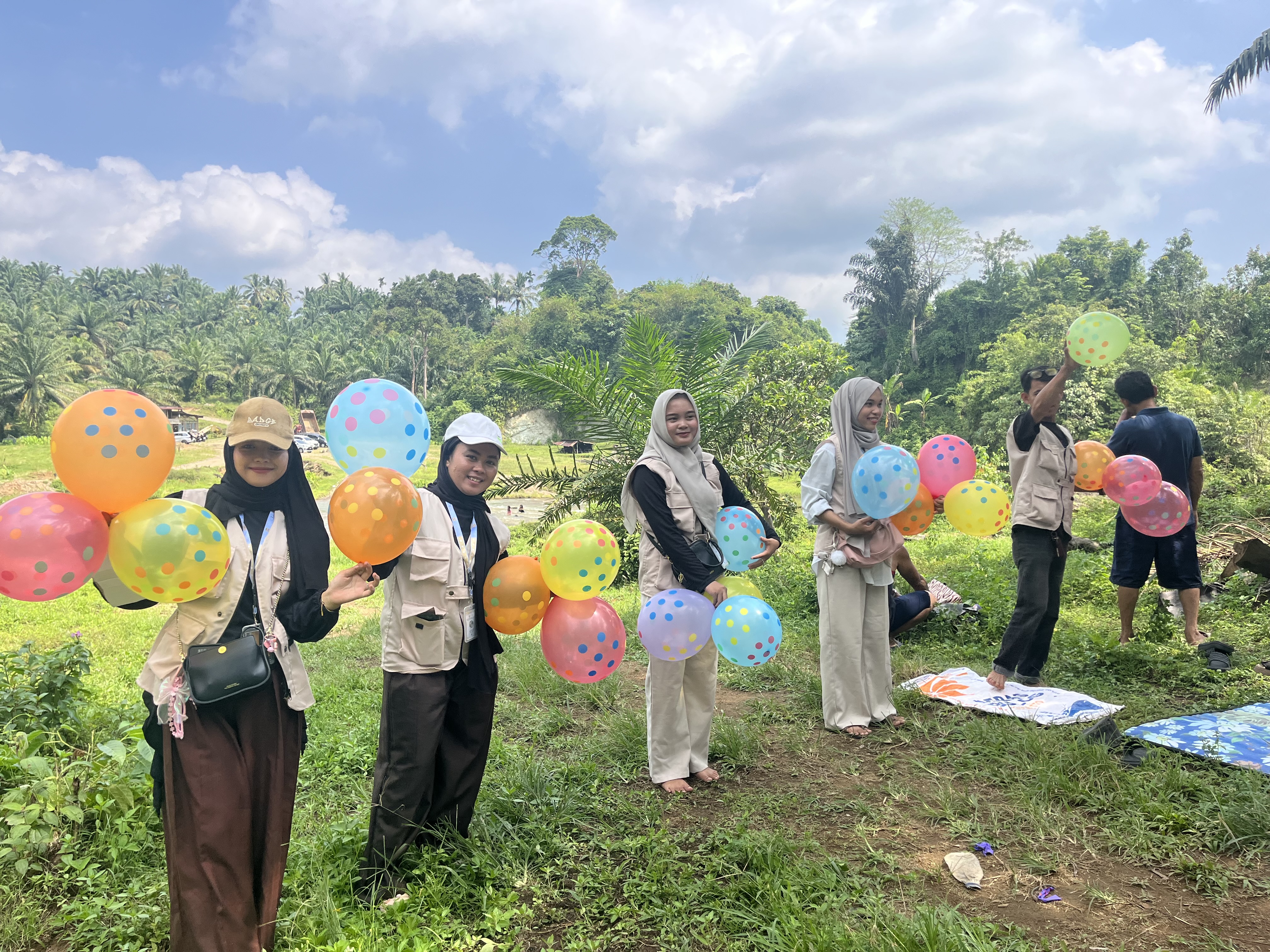 Bermain game joget balon dan ular balon bersama warga dan anak KKN-T kelompok 15