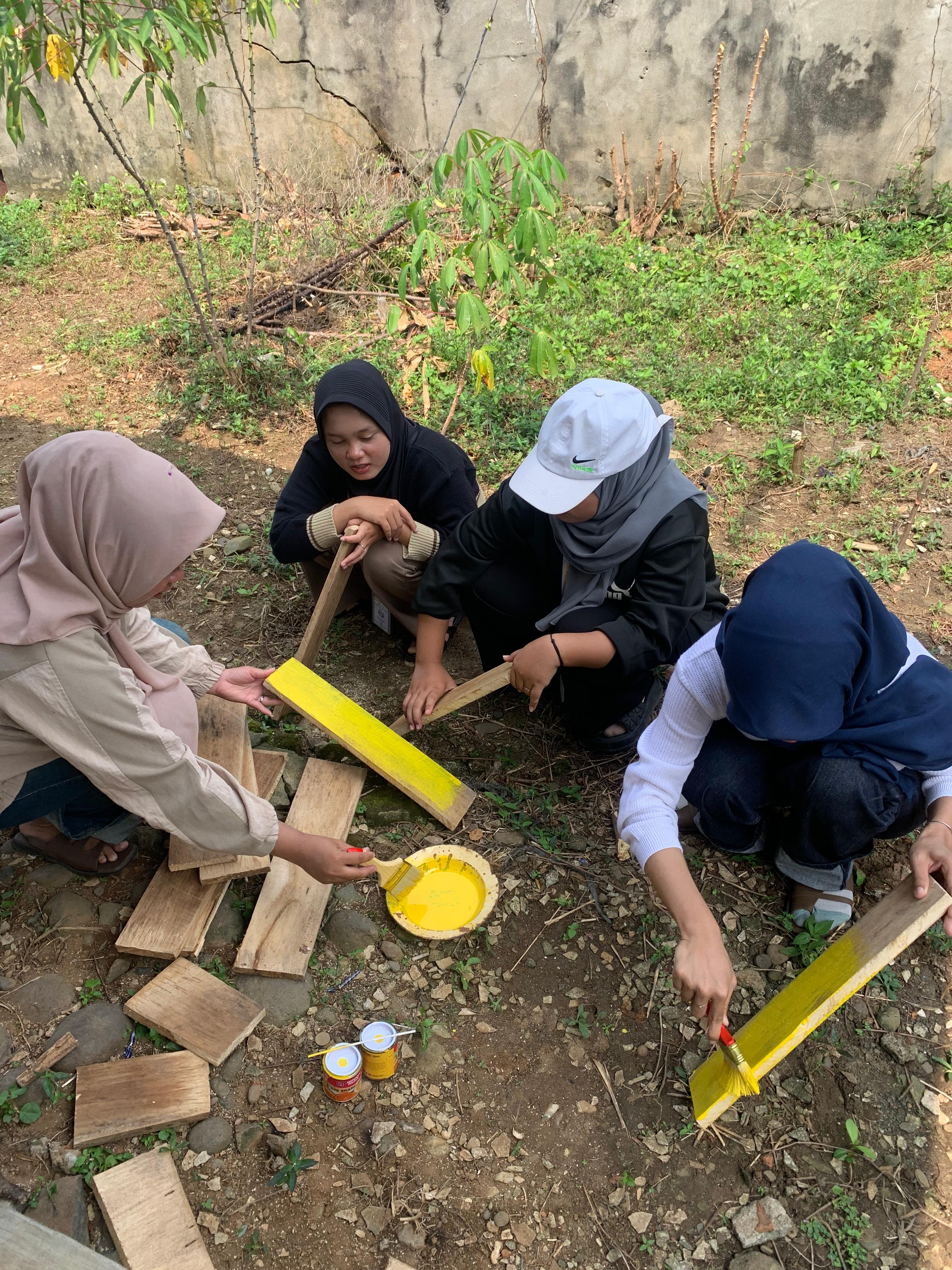 Proker Ke 1 pembuatan plang sampah terurai
