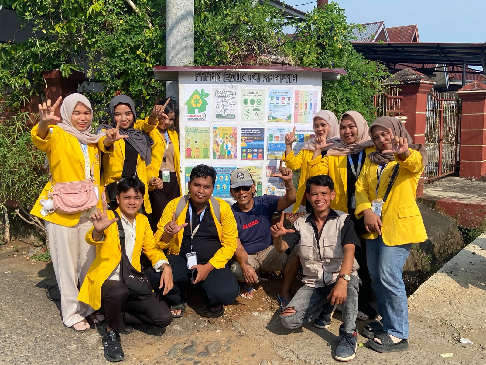 pemasangan papan edukasi sampah (proker utama)