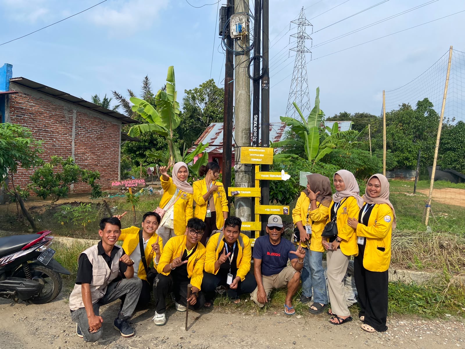 Pemasangan plang sampah terurai