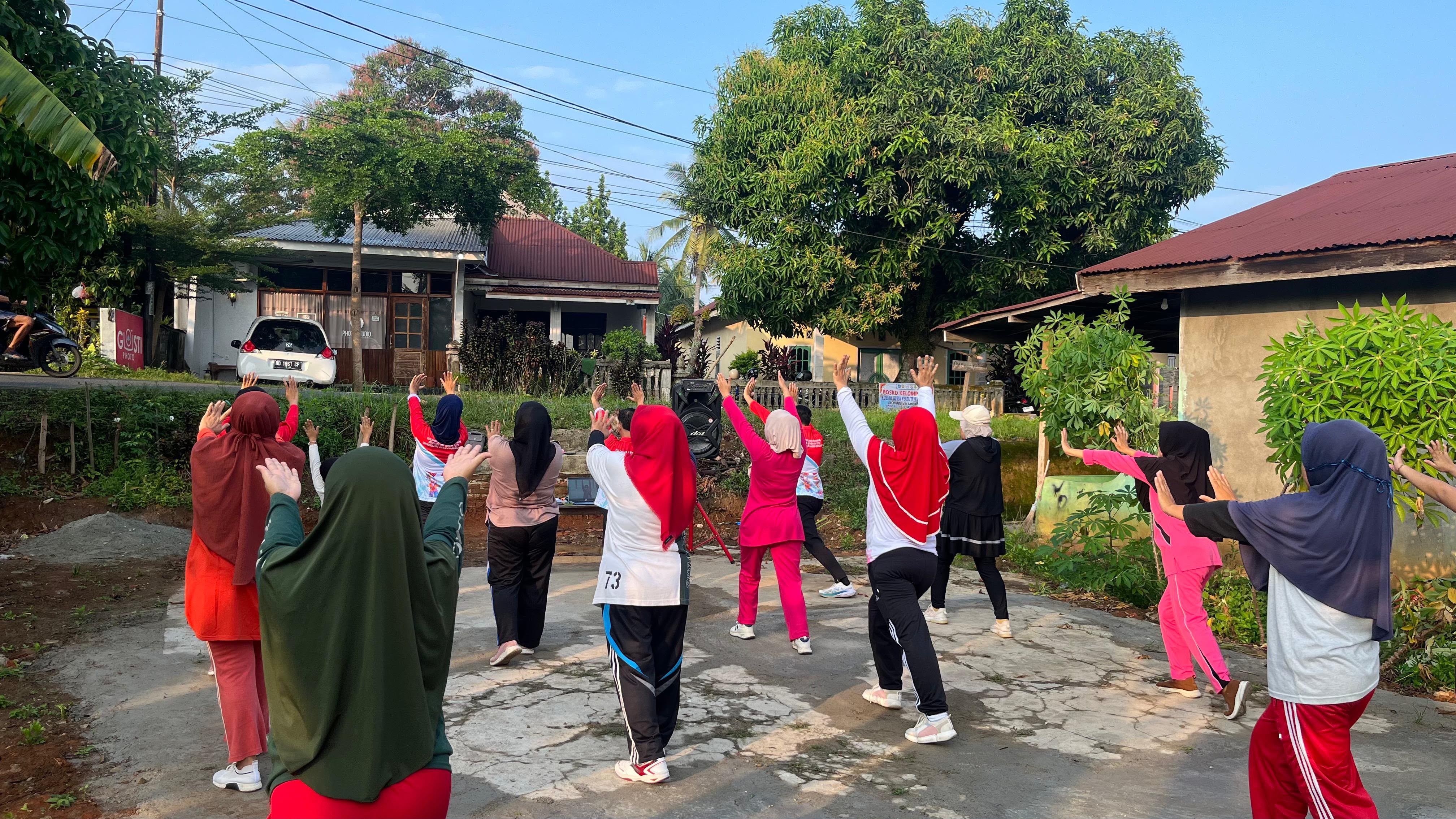 senam bersama kelompok kkn 17 degan warga rt 22