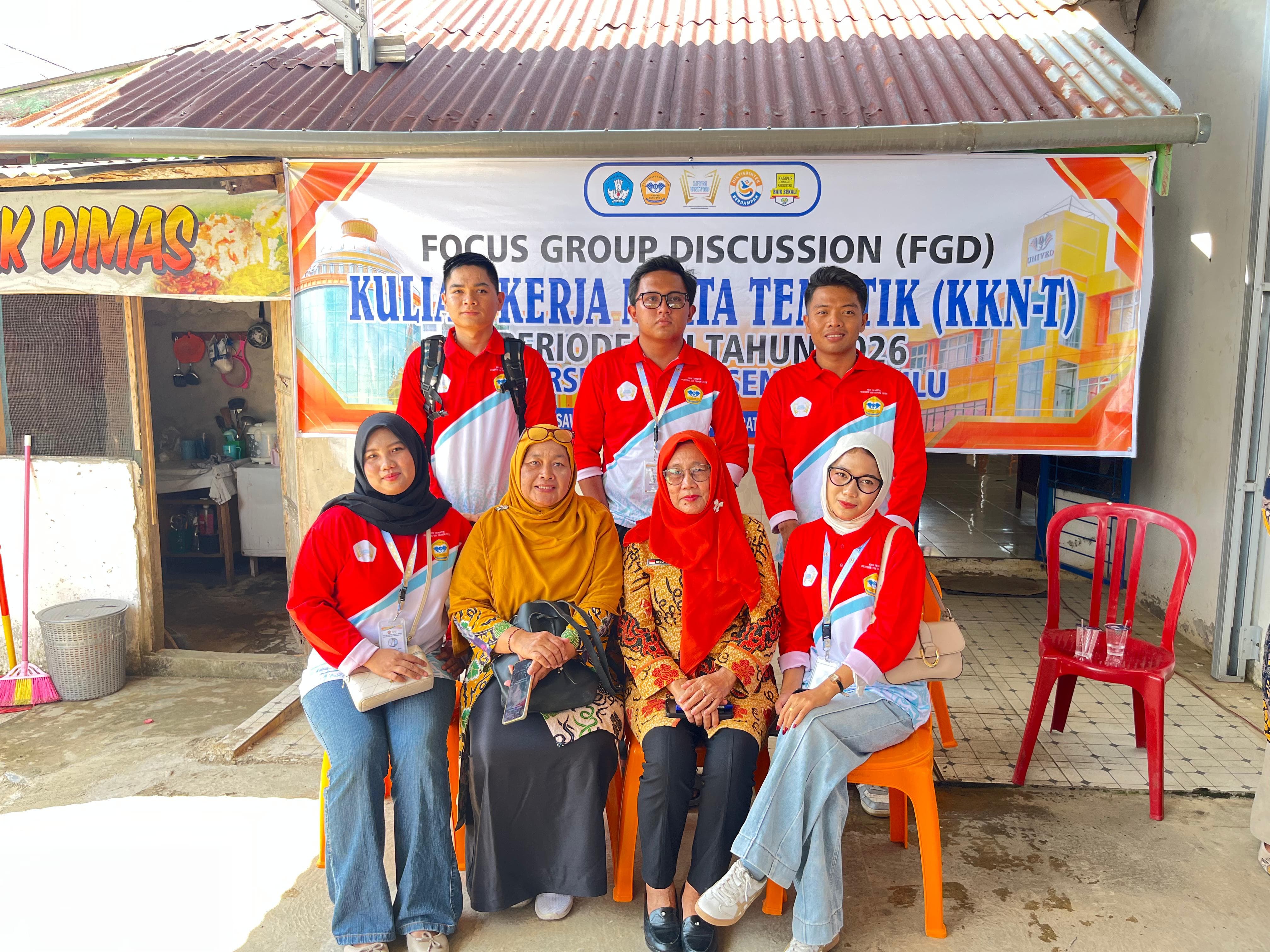 Foto bersama ibu DPL dan Ibu lurah pada acara FGD 1