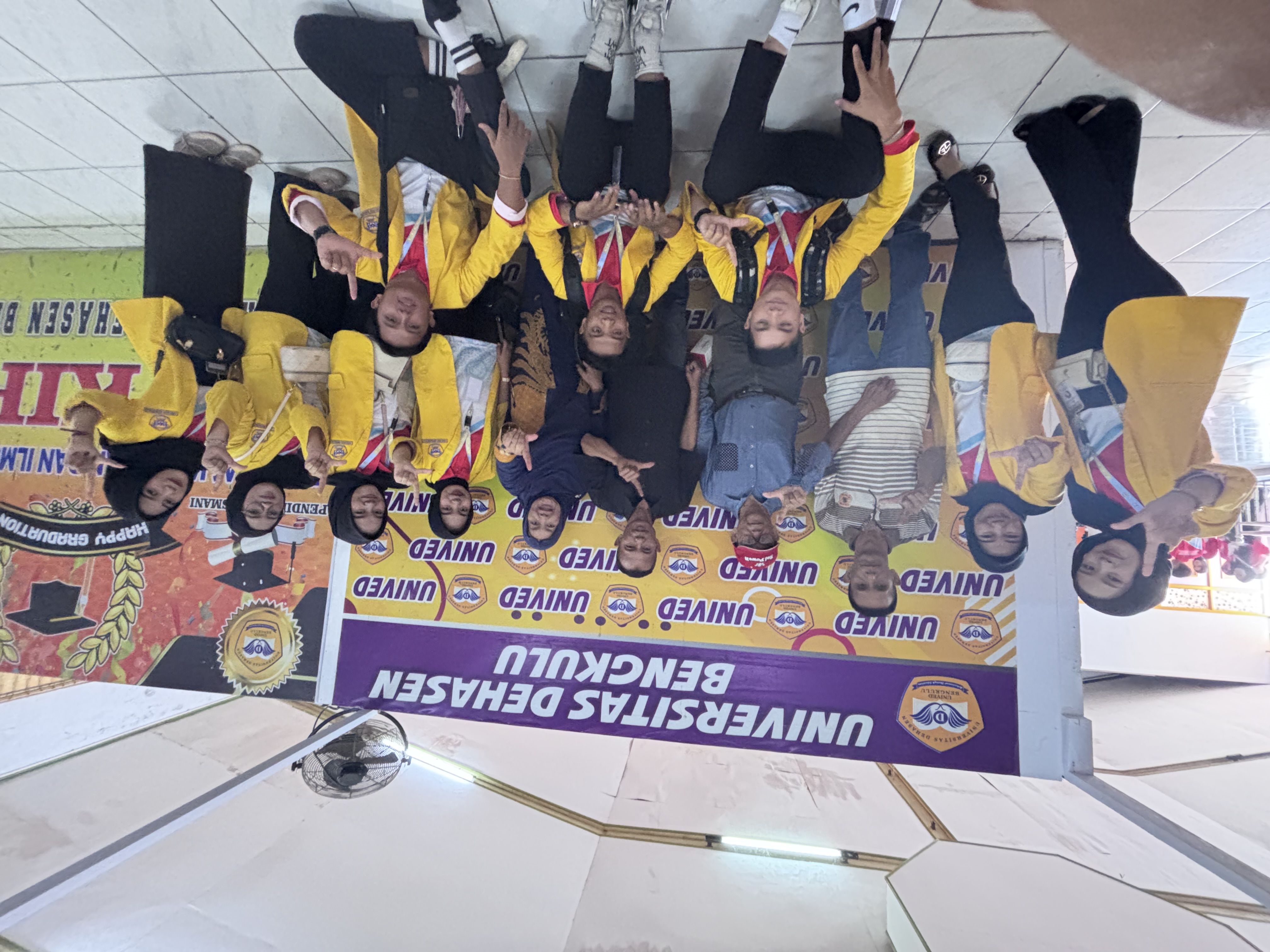 foto bersama pak RT 12, pak RW  03 dan ibuk DPL kelompok 12