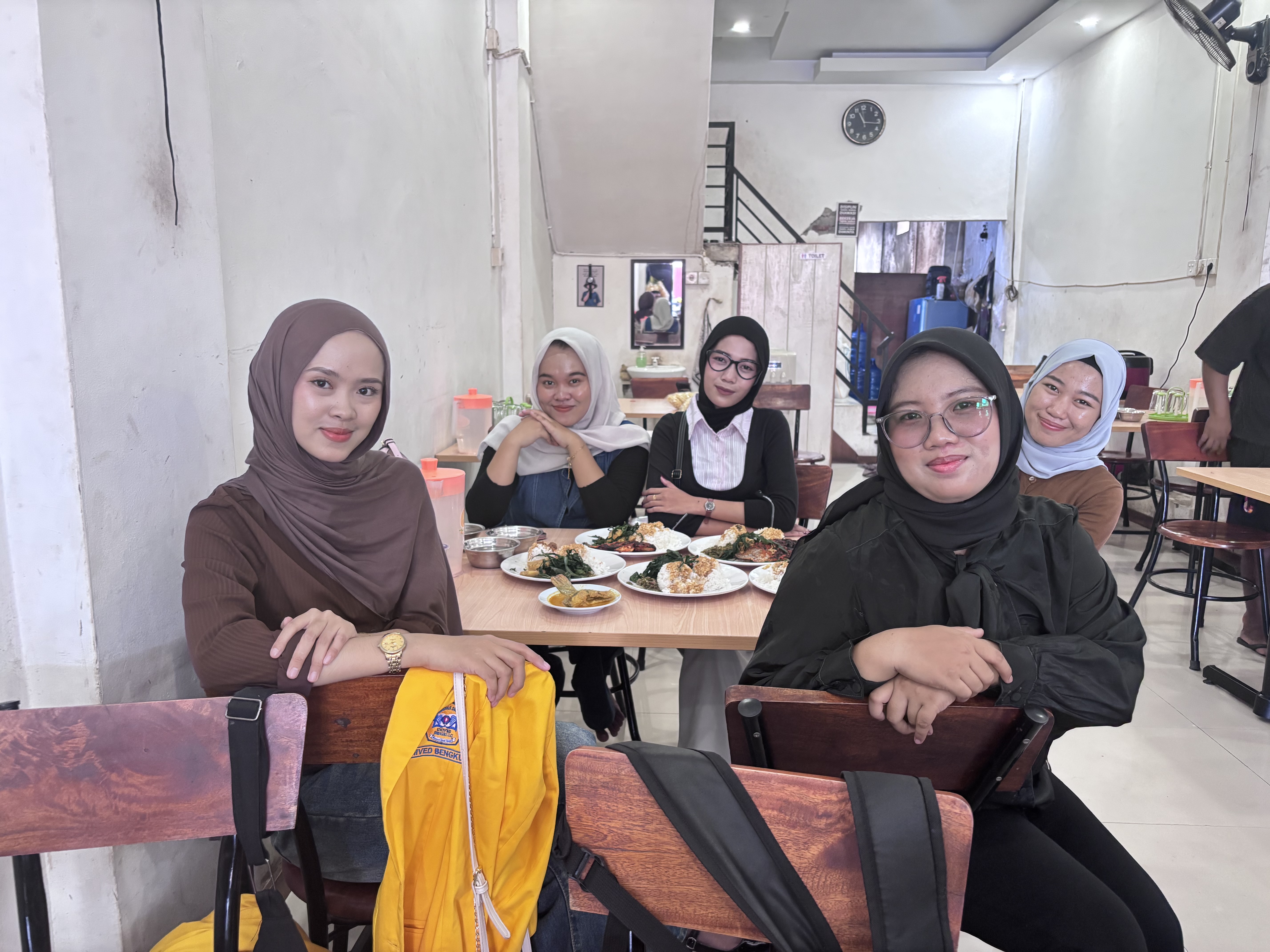 makan bersama ciwi” kelompok 12