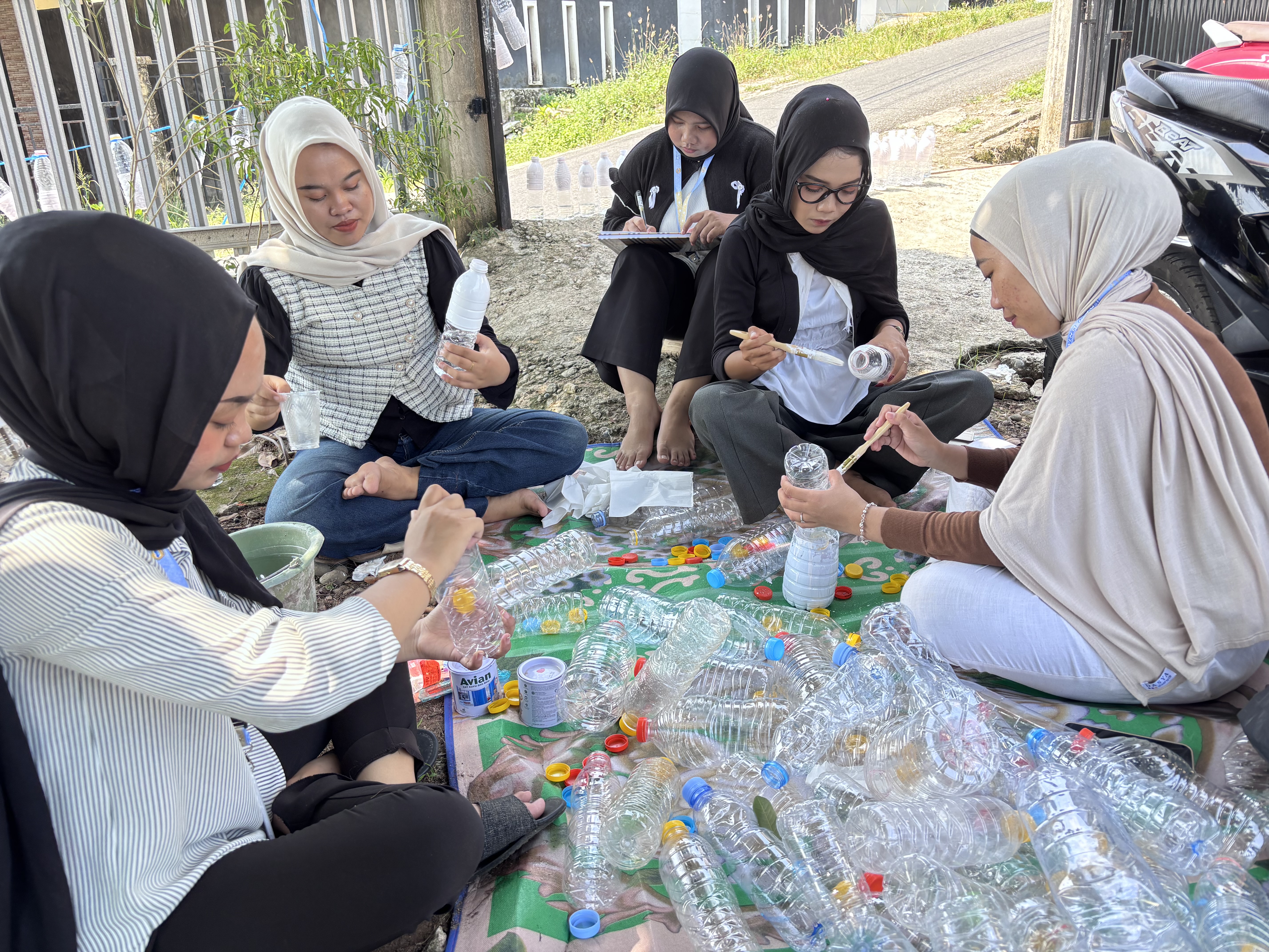 mengecat botol untuk mencicil proker 