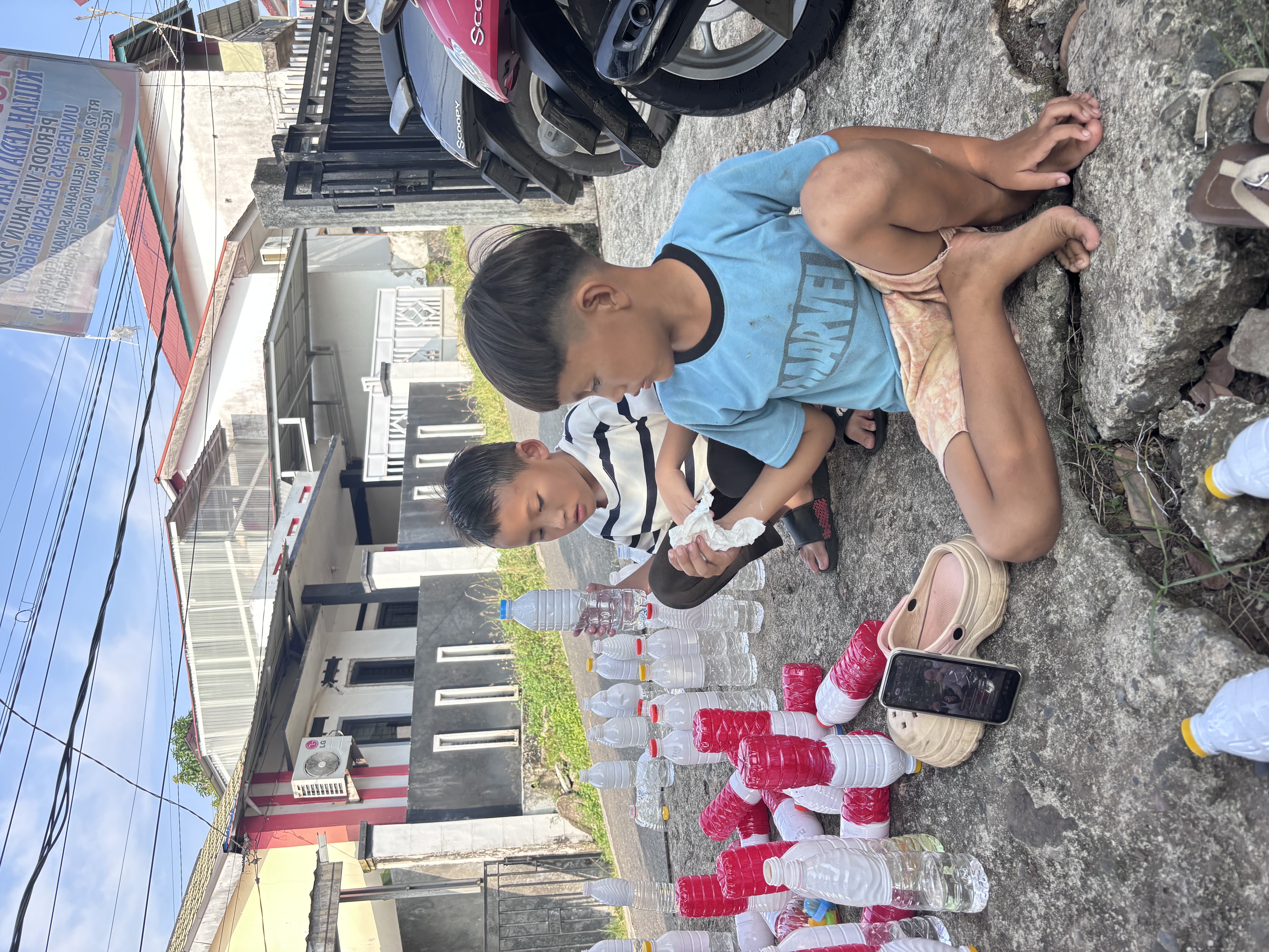 Kedatangan bocil yang ingin membantu mengecat botol