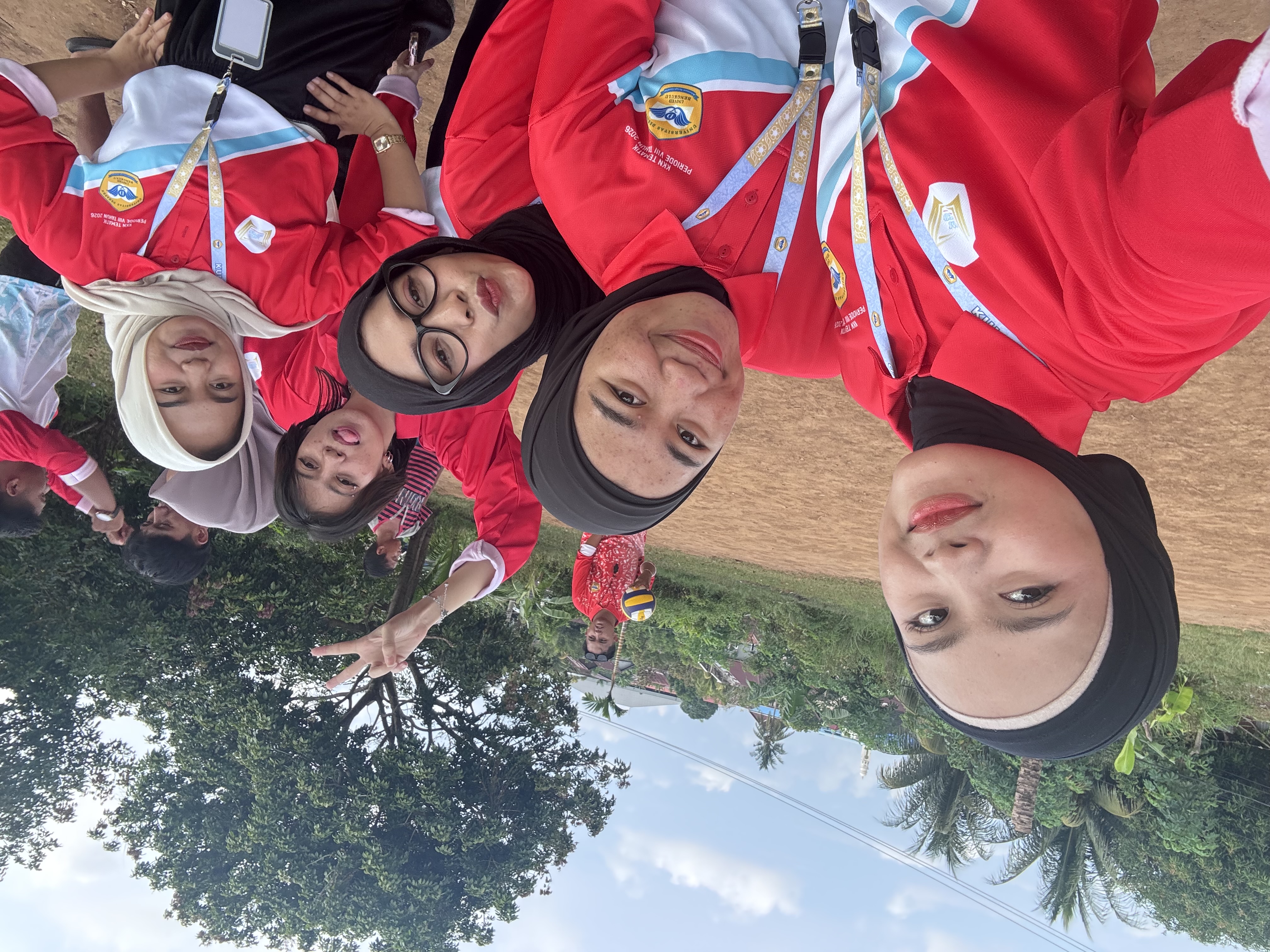 poto bersama kelompok 12 untuk persiapan senam sore bersama warga
