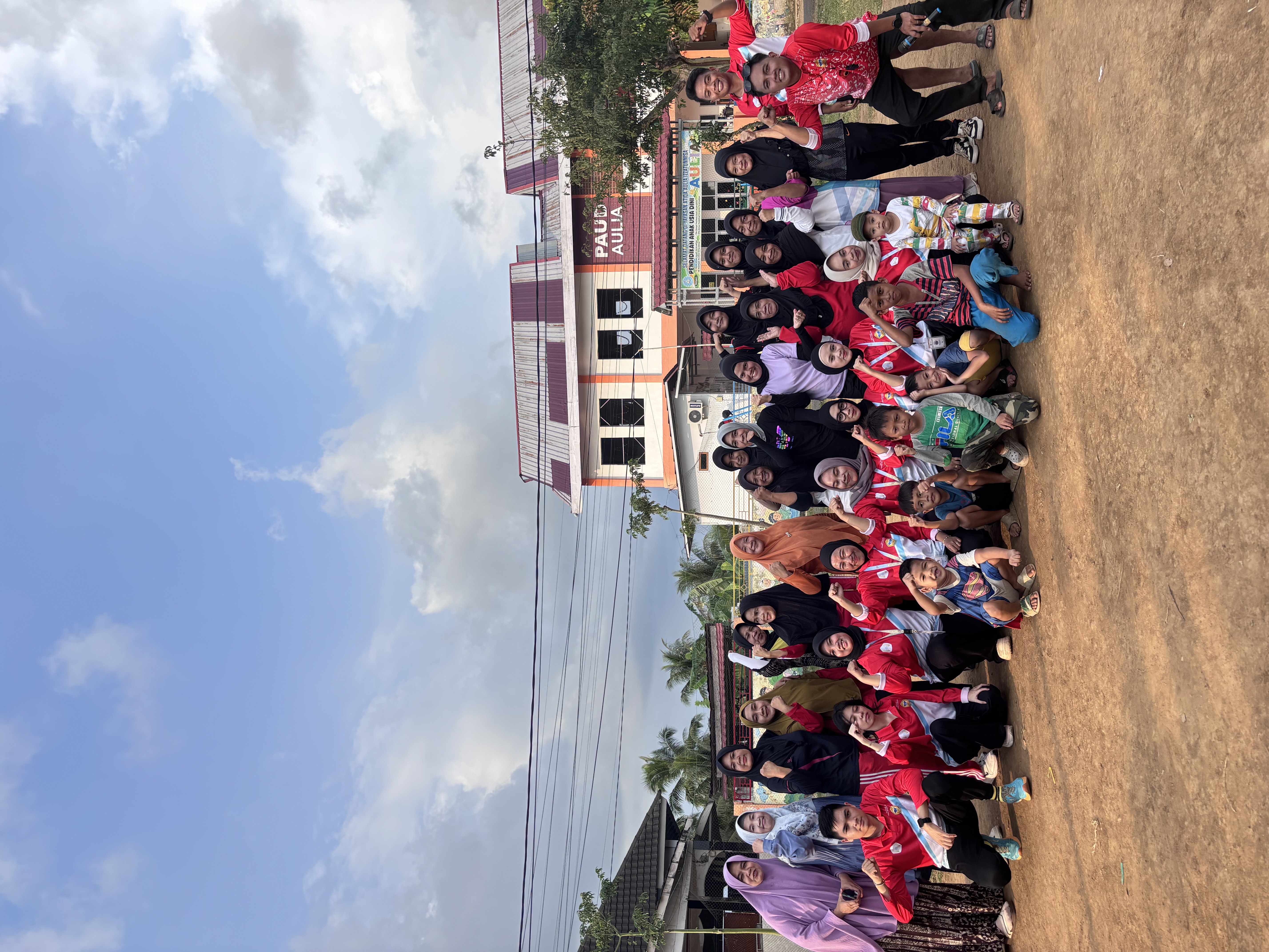 Foto senam bersama warga RT 12