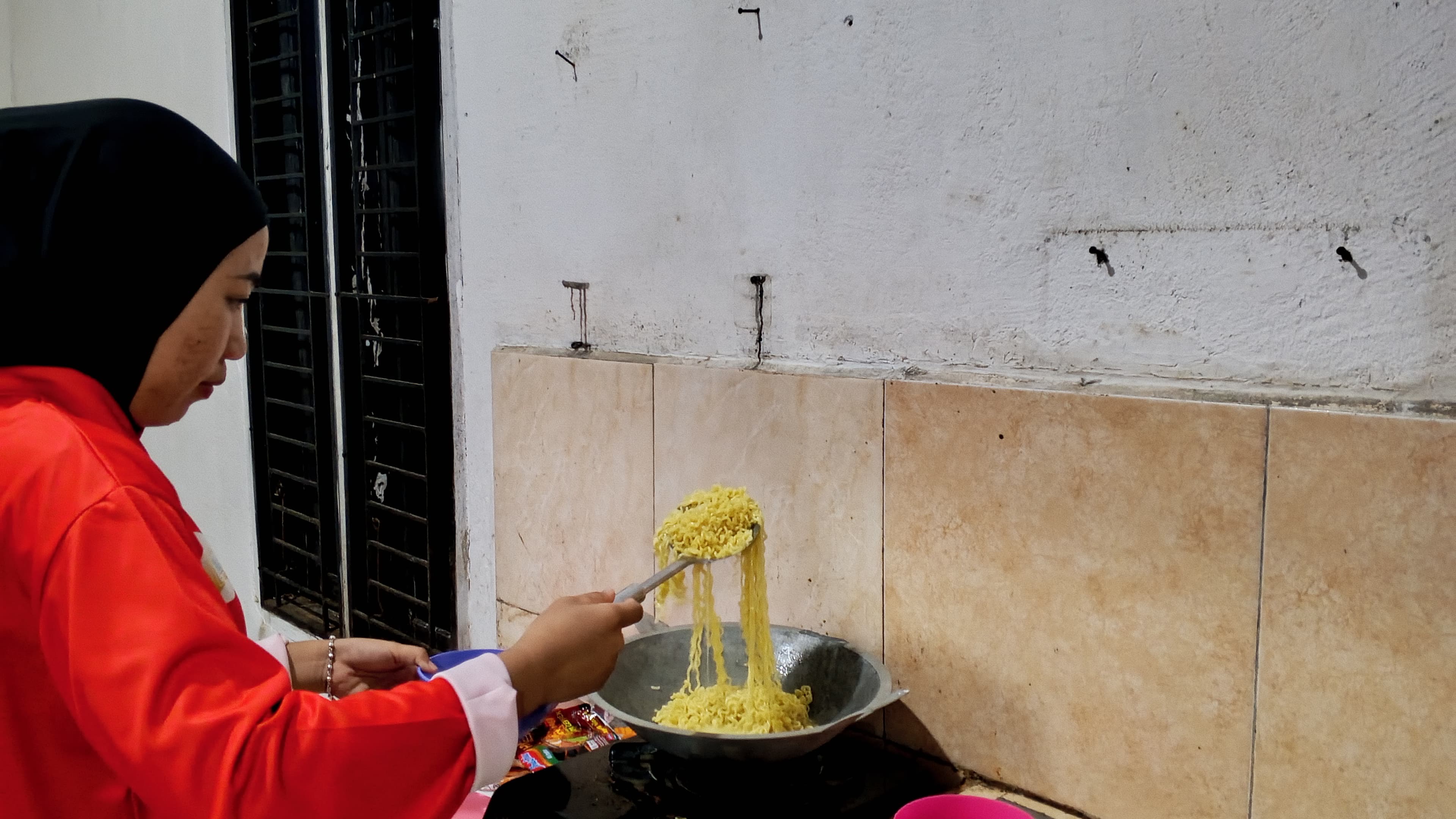 memasak mie untuk anggota kelompok