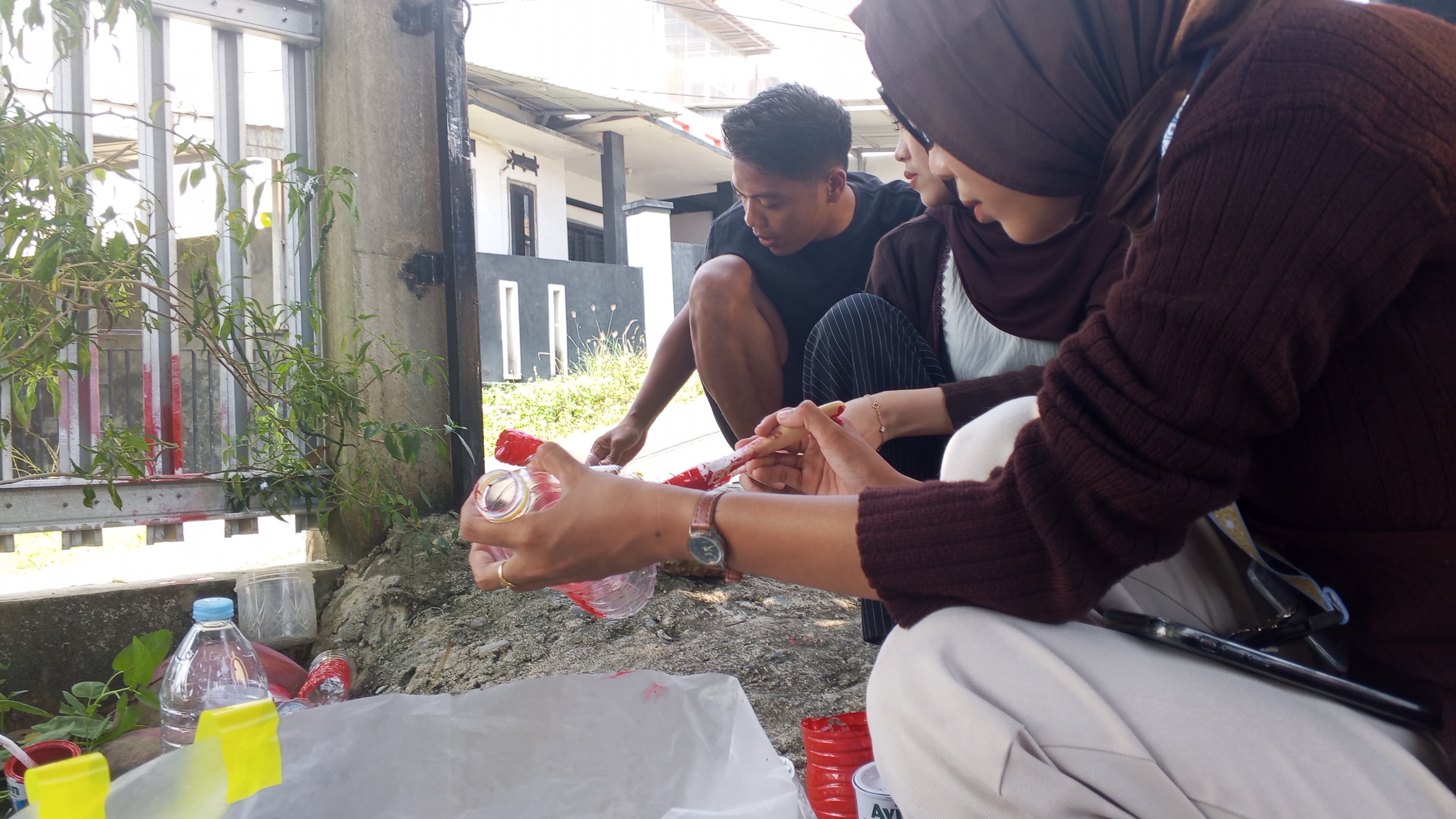 mengecat botol untuk mencicil tanaman toga