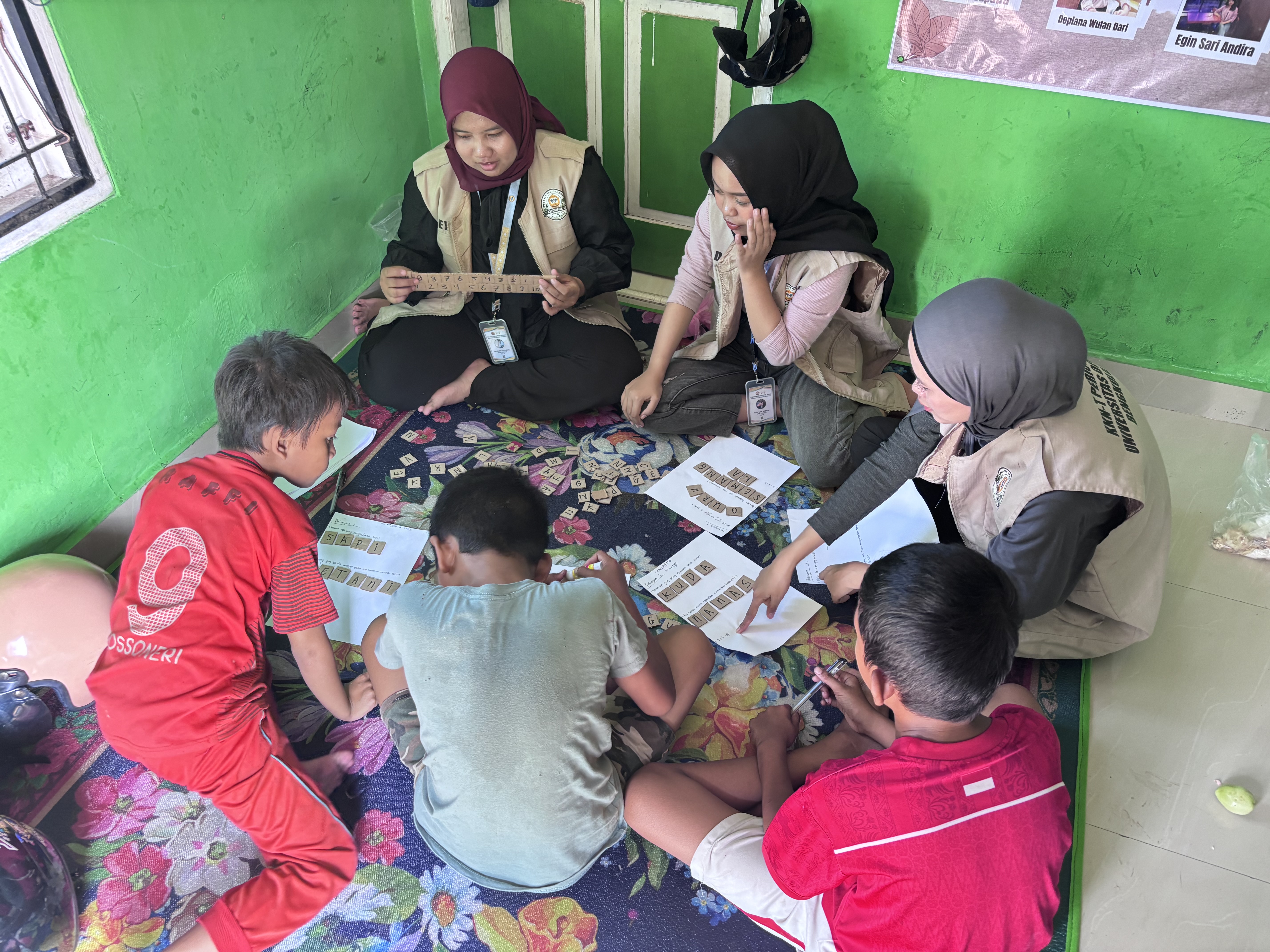 Mengajar anak-anak membaca memakai media bekas