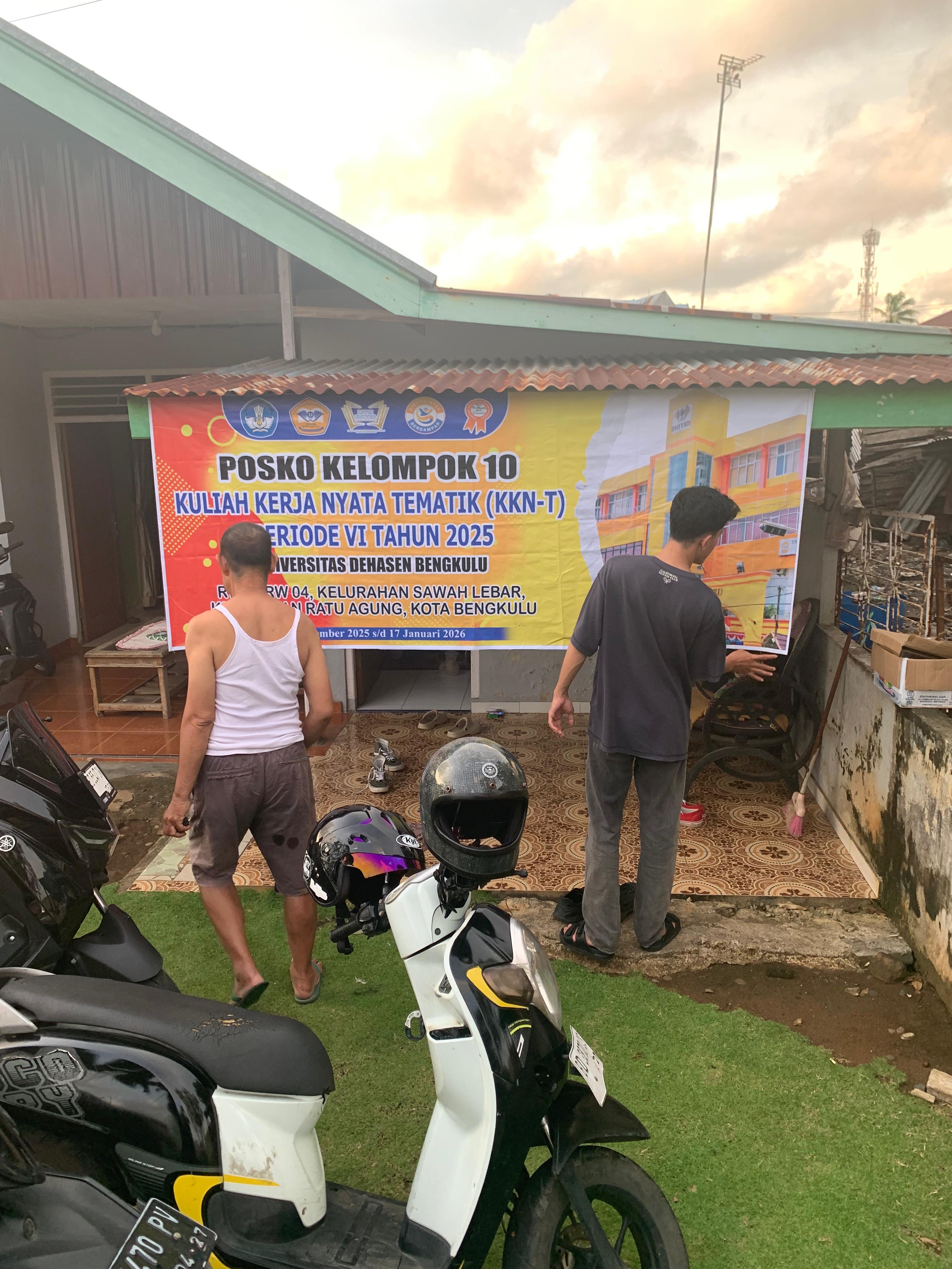 Pemasangan sepanduk KKN-T