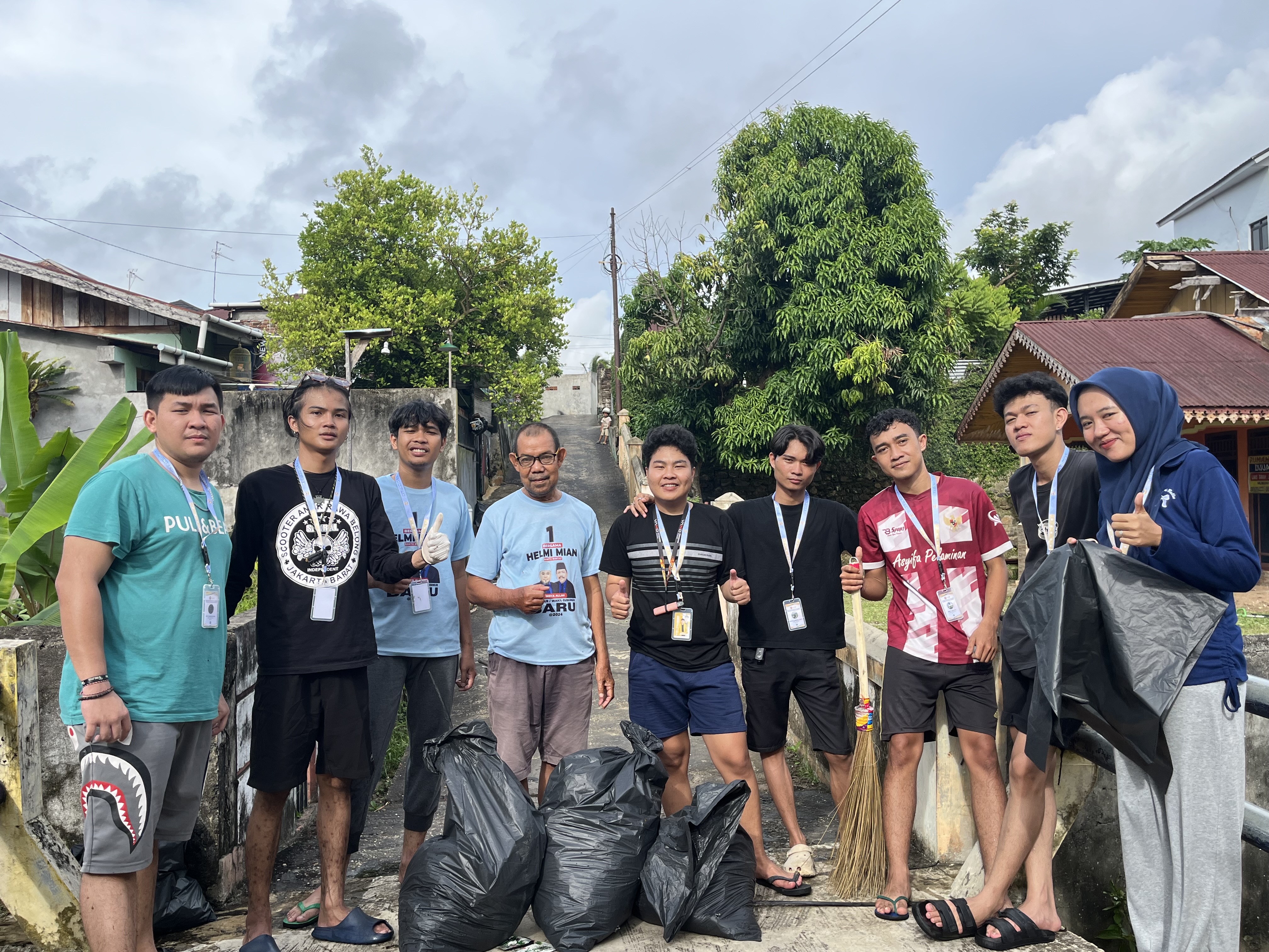 Kegiatan gontong torong di rt 19 dengan memberikan jalan dan selokan 