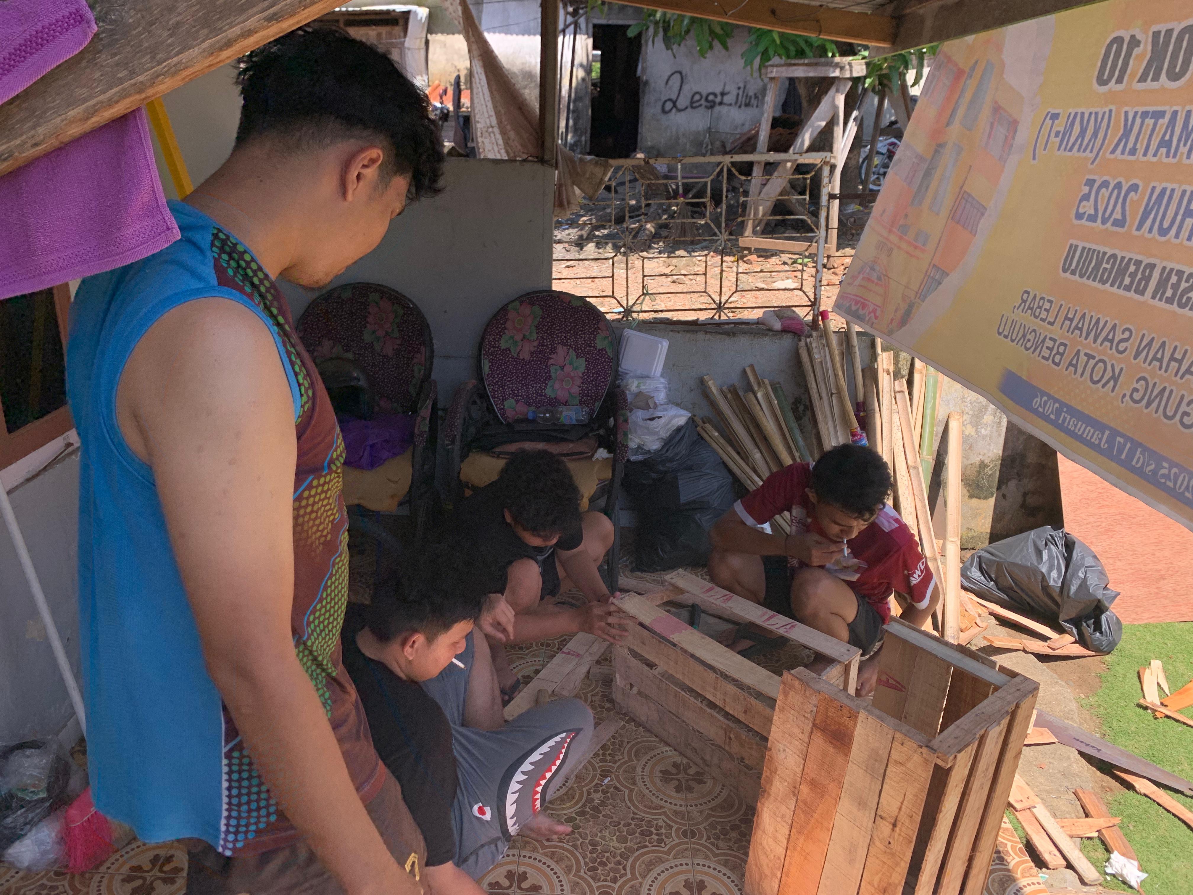 Proses pembuatan kotak sampah