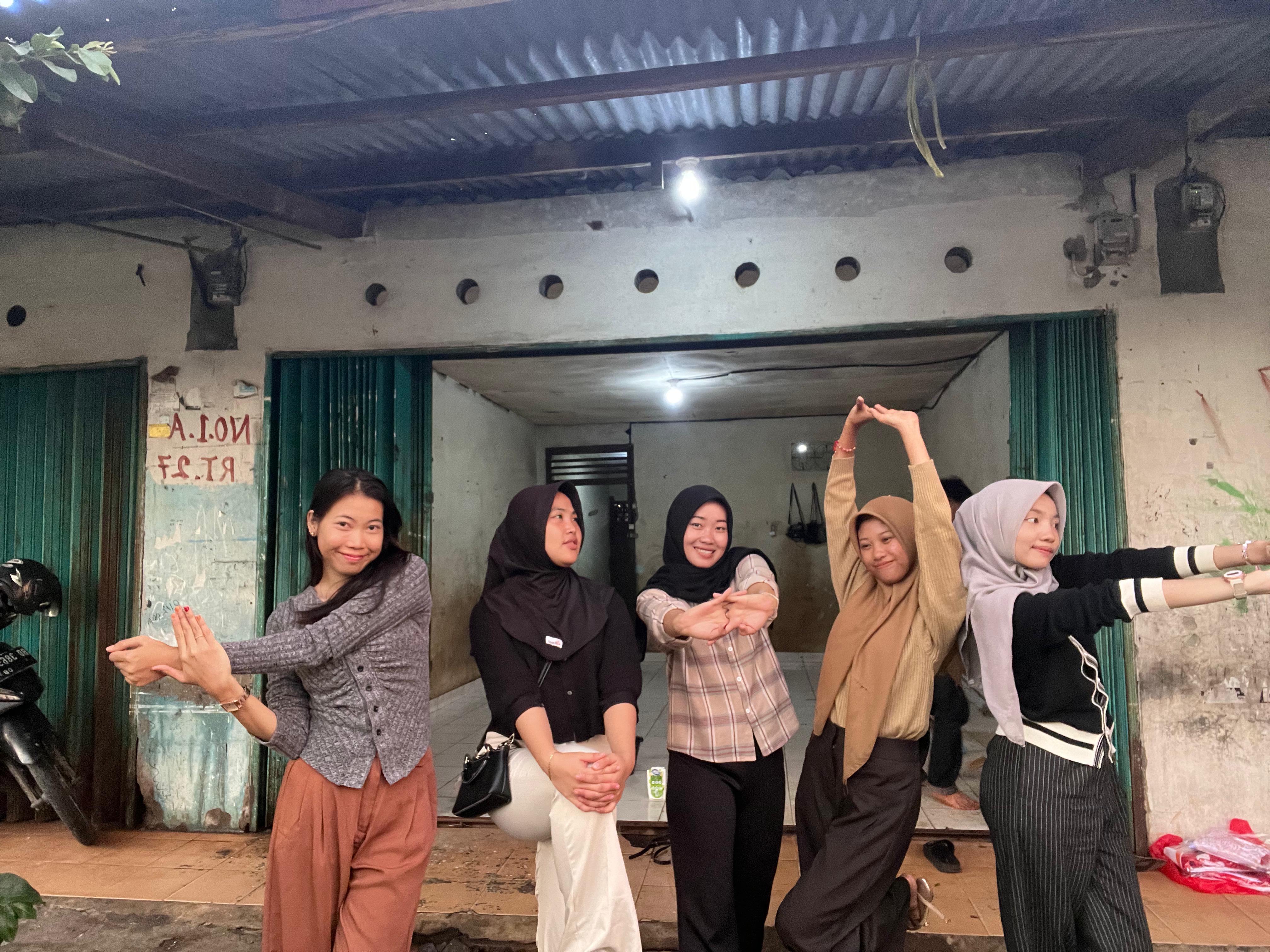 PEMBERSIHAN POSKO KELOMPOK 15 H-1 KKN-T