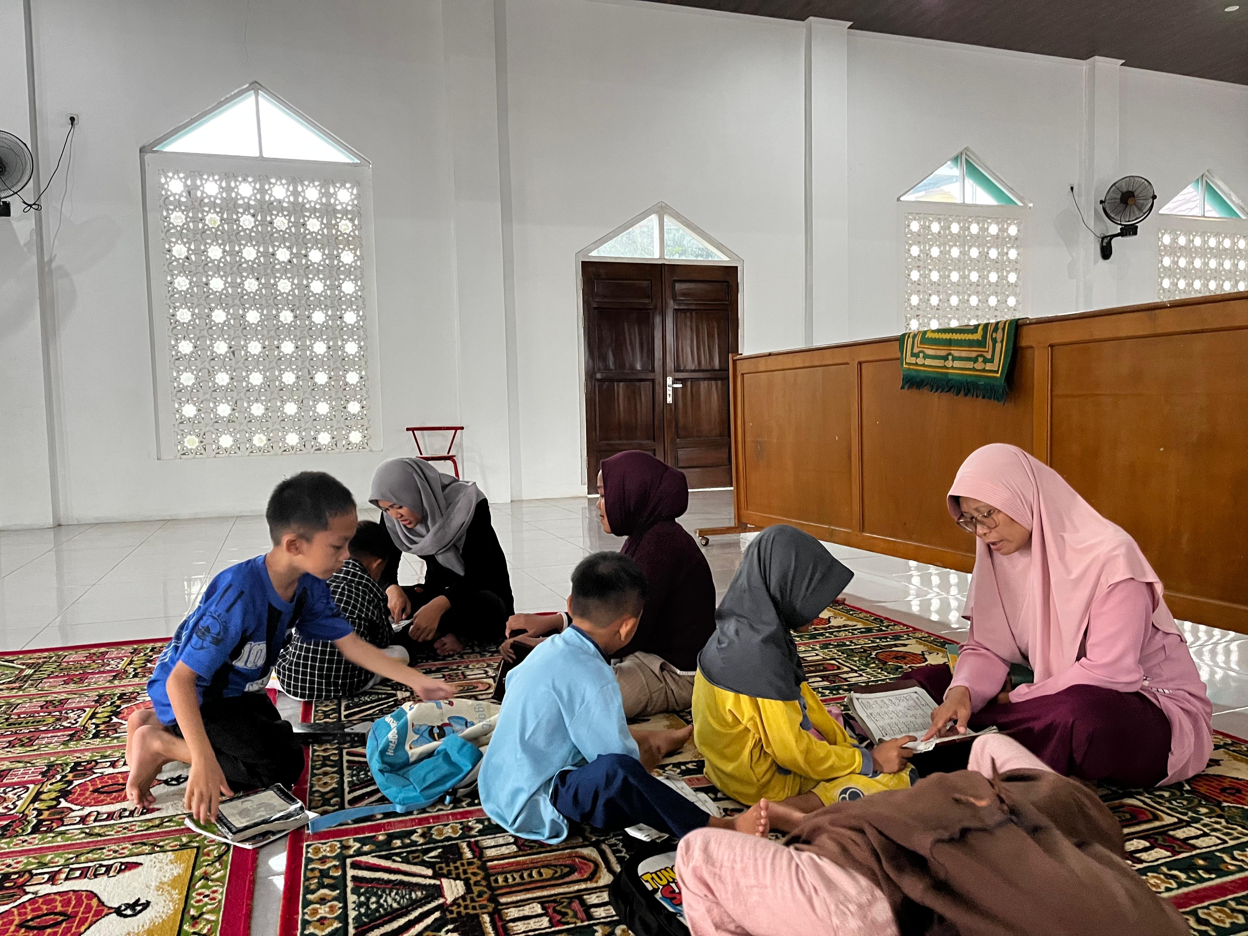 Kegiatan mengajar ngaji anak-anak rt 28 rw 07 sawah lebar 