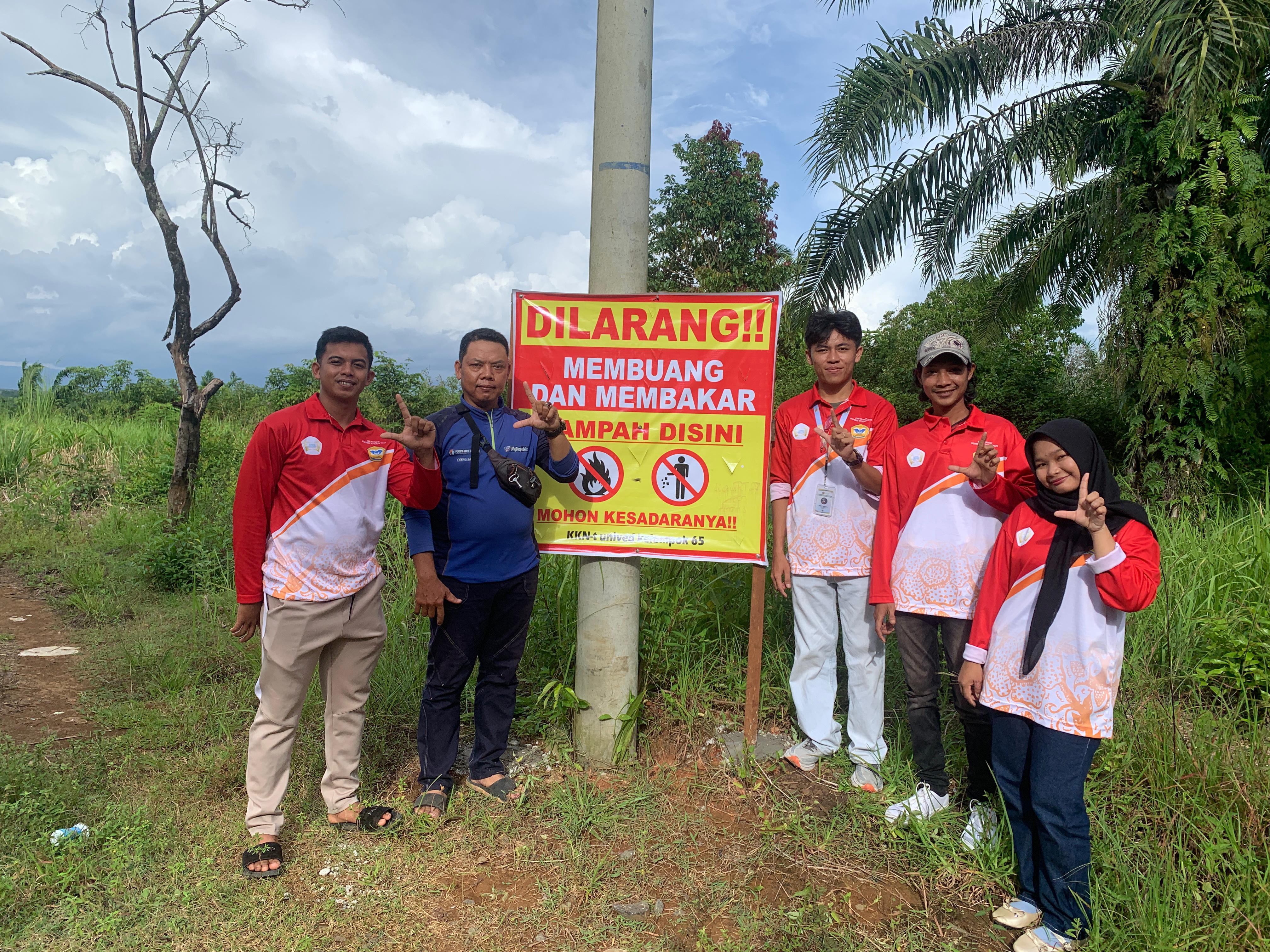Poto bersama pak RT dan kelompok 65 KKN-T periode VI universitas Dehasen 