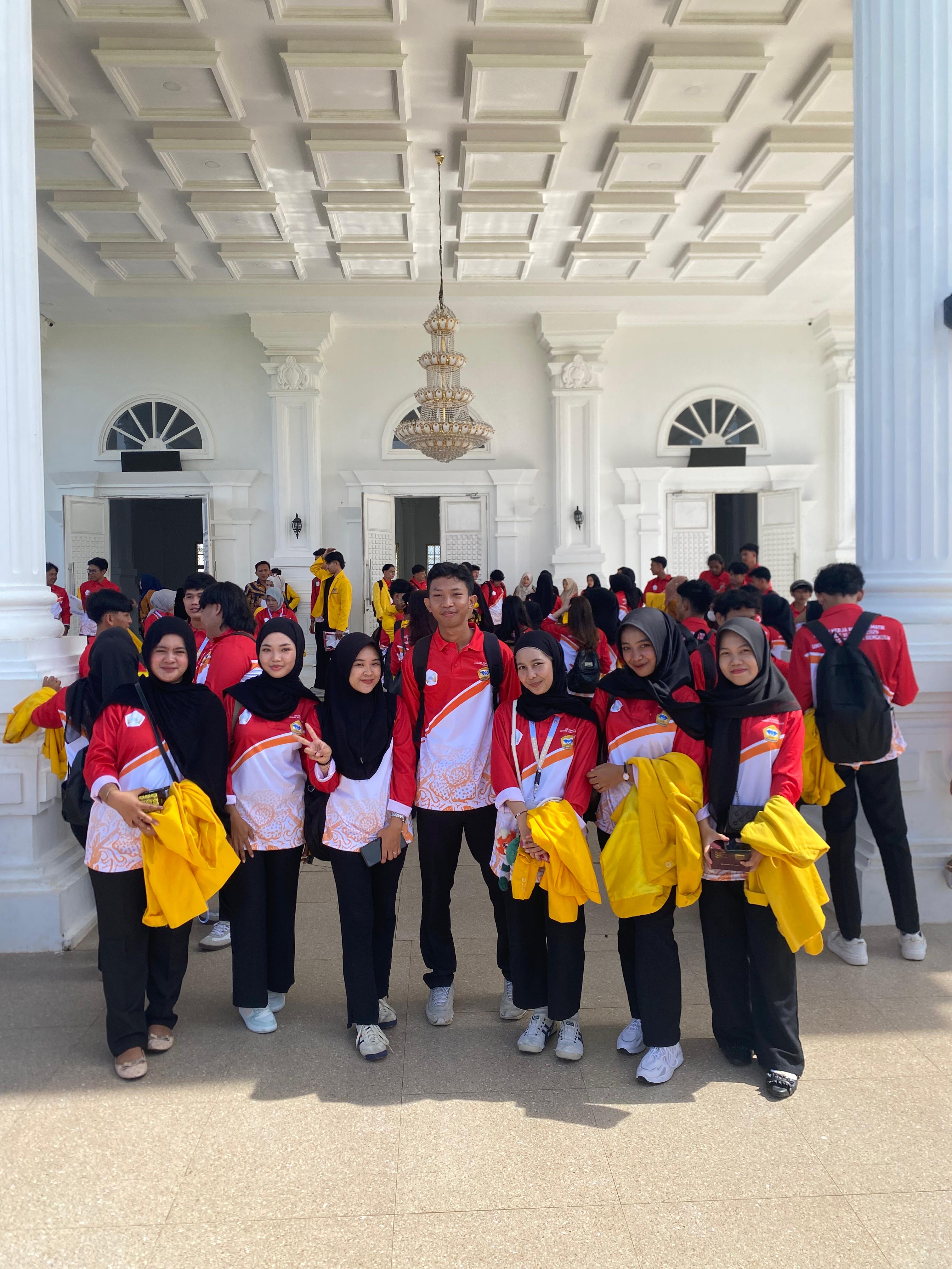 FOTO BERSAMA KELOMPOK 22