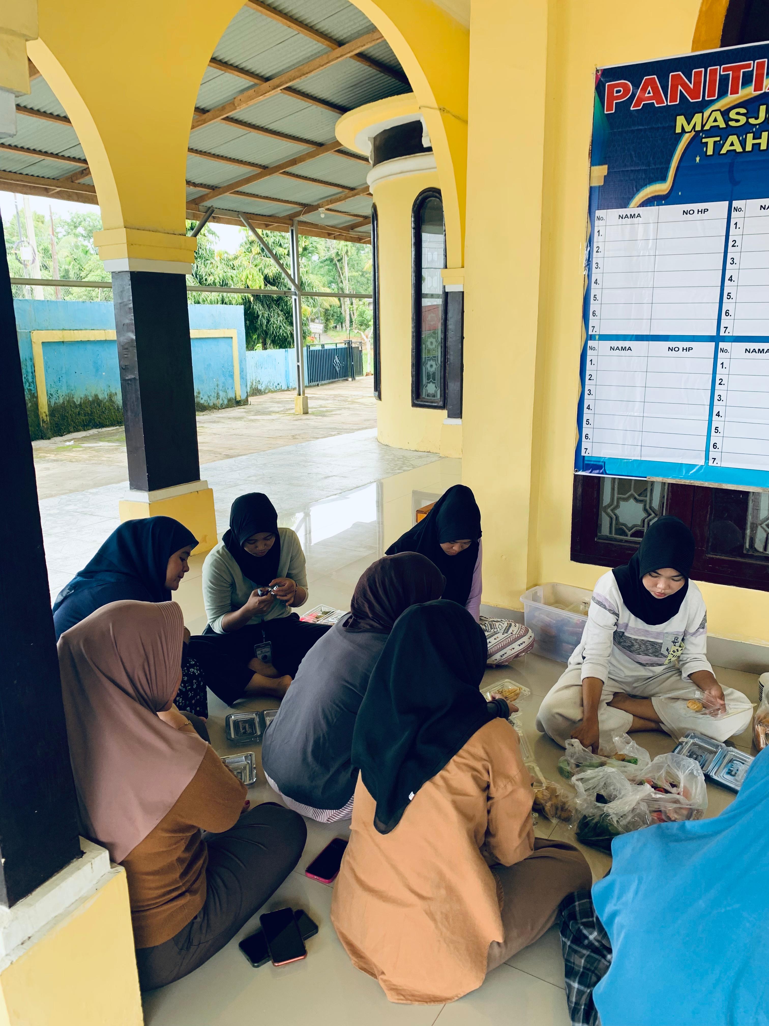 Membantu menyiapkan kue untuk kegiatan pengajian ibu - ibu majelis