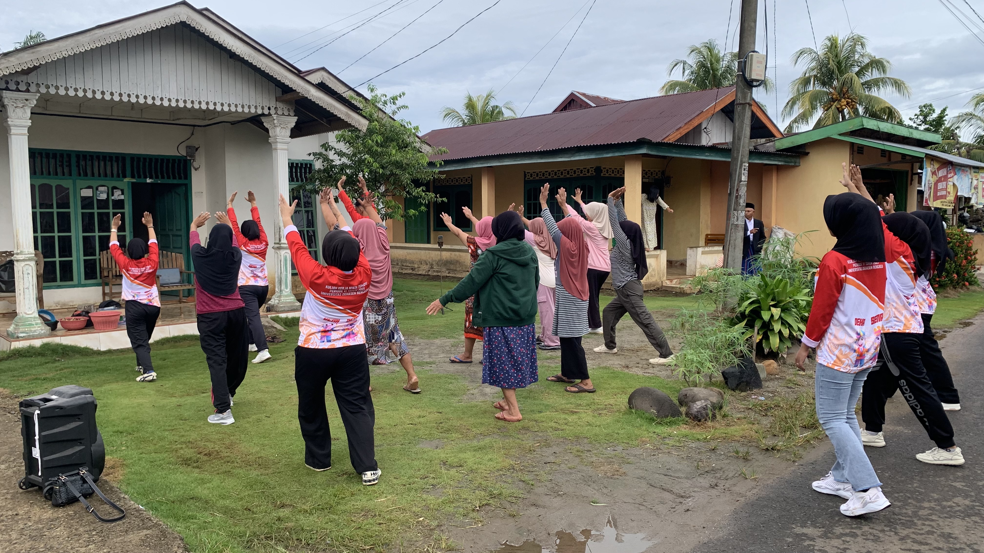 senam pagi bersama para ibu sekitar