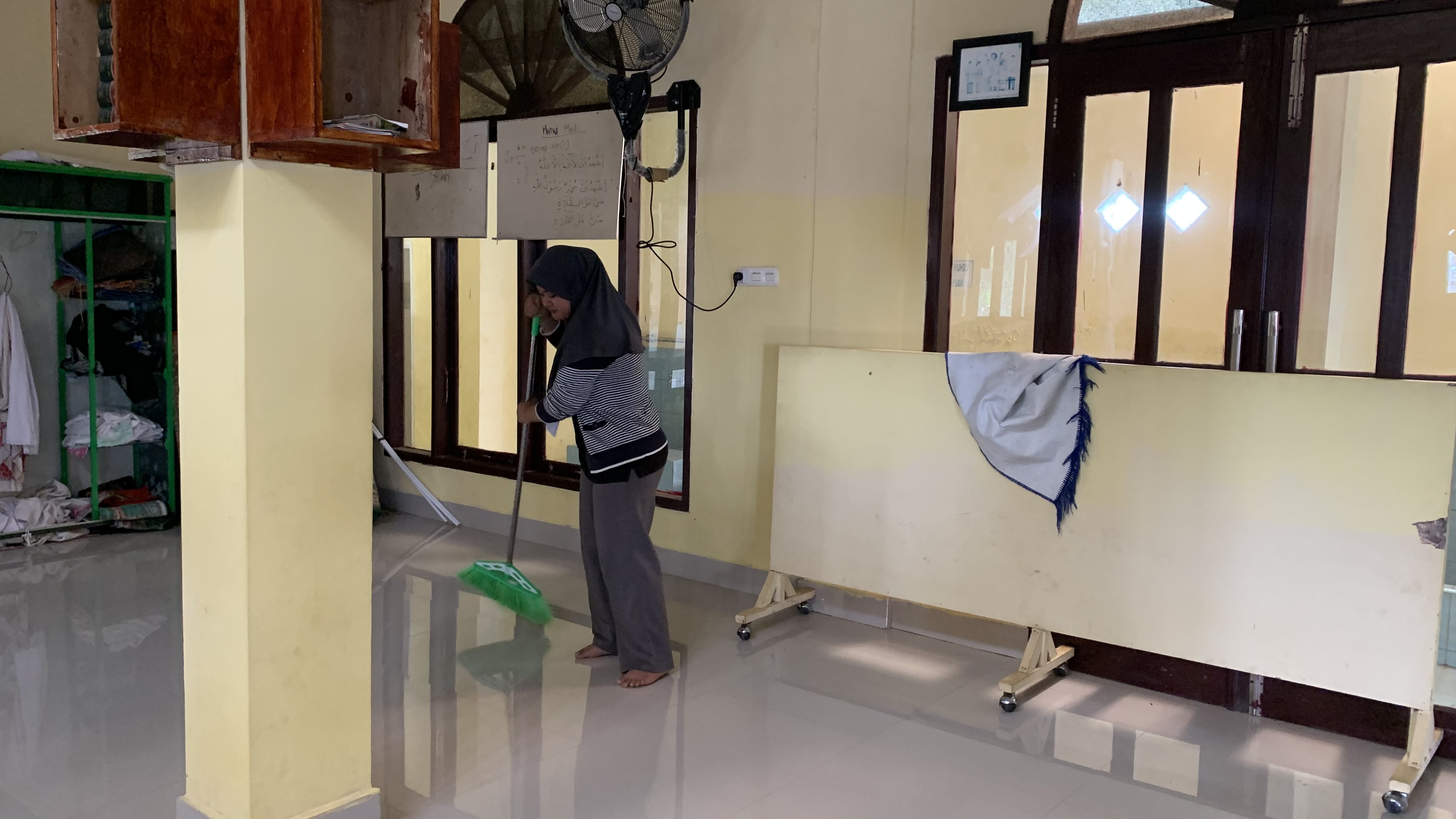 Bersih-bersih masjid 