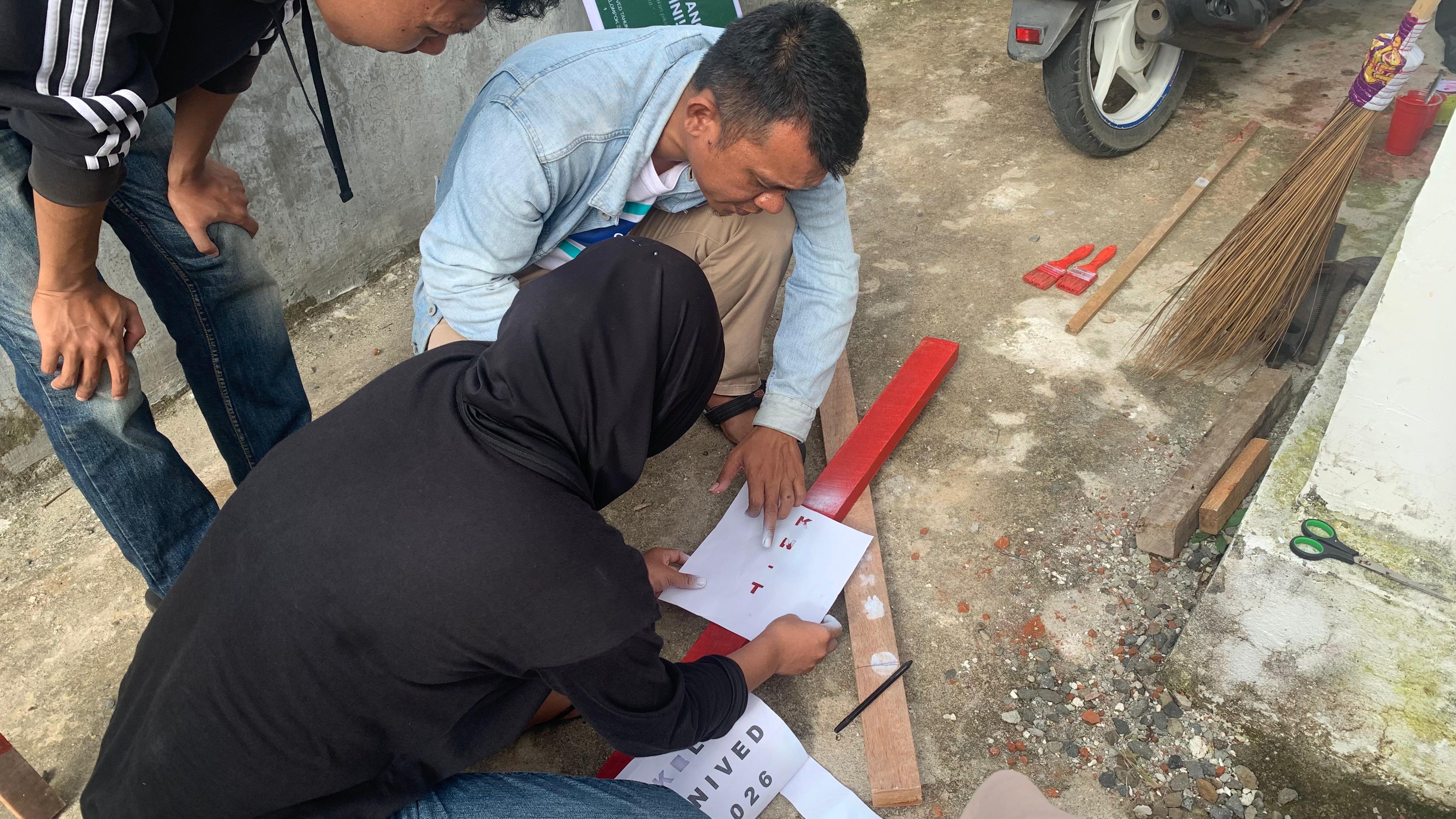Proses pembuatan plang larangan buang sampah