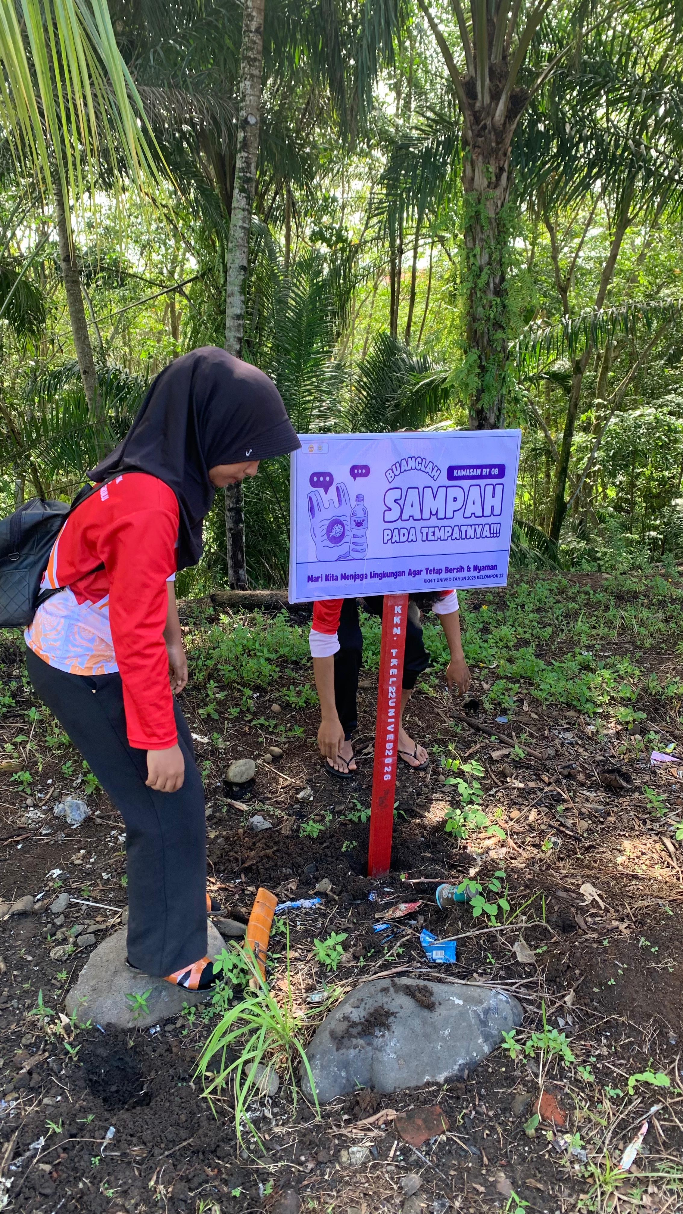 Pemasangan plang larangan membuang sampah