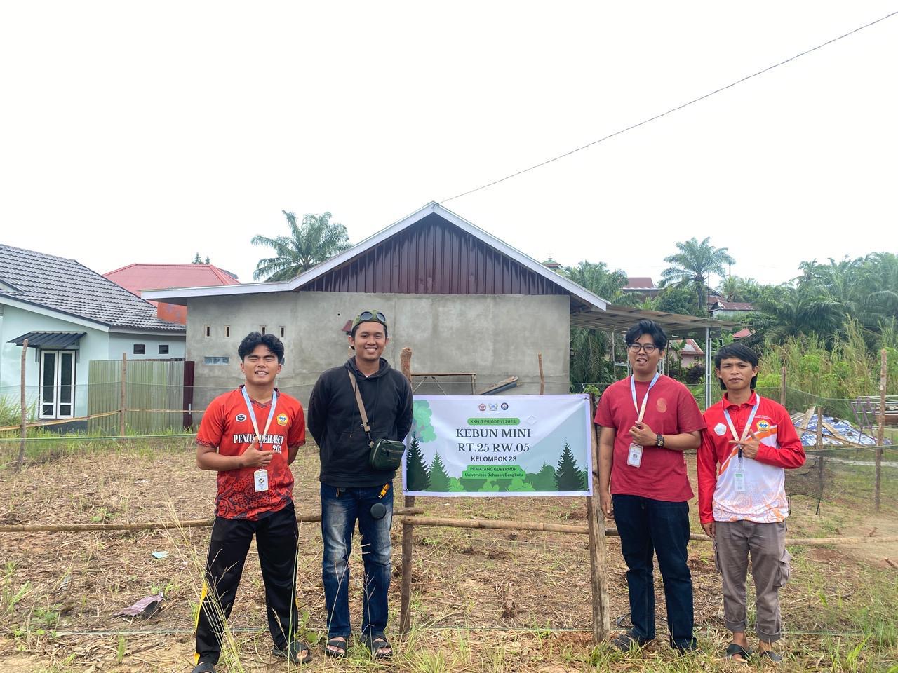 Pemasangan sepanduk kebun mini kelompok 23