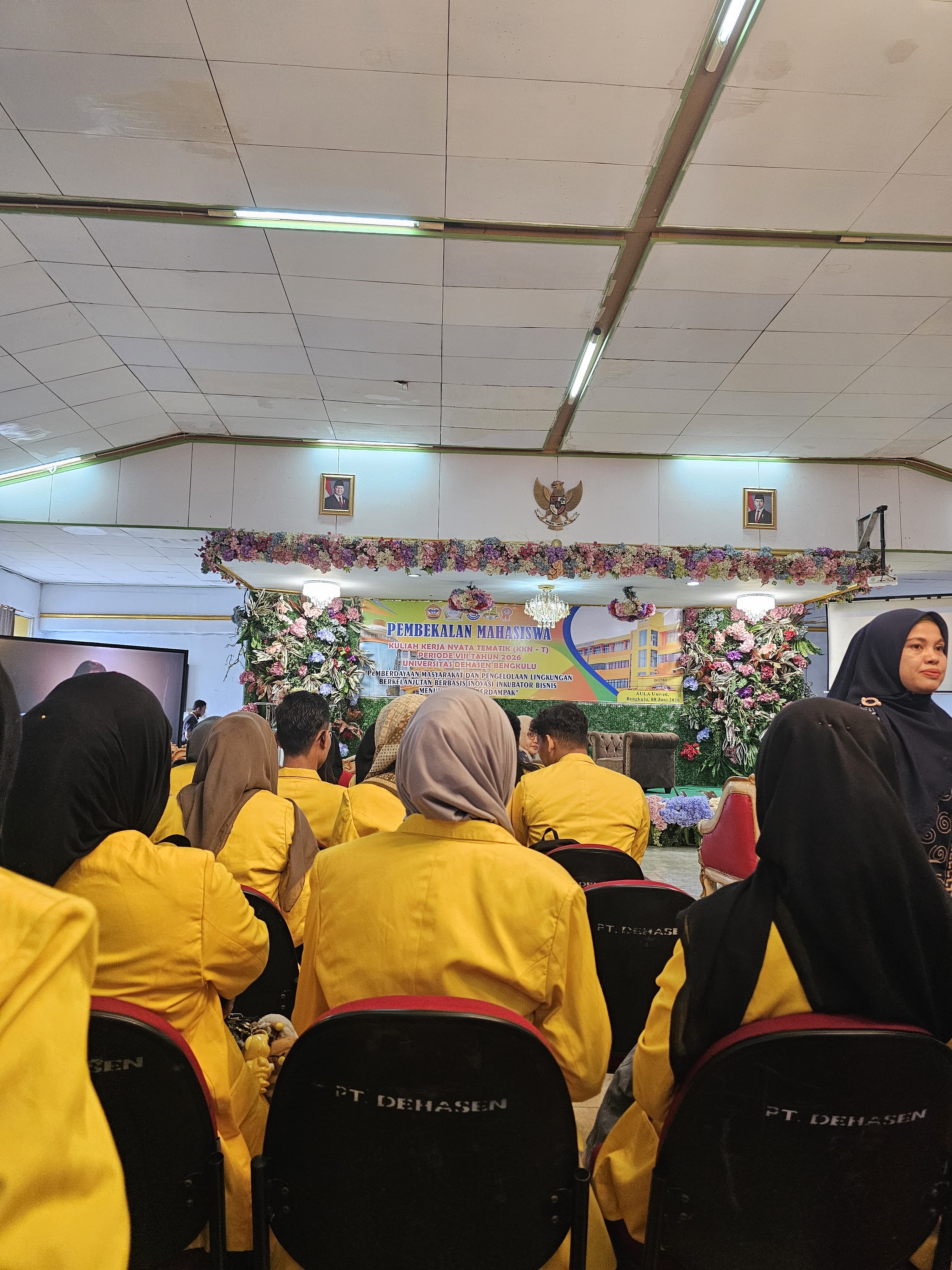 menghadiri pembekalan kkn 