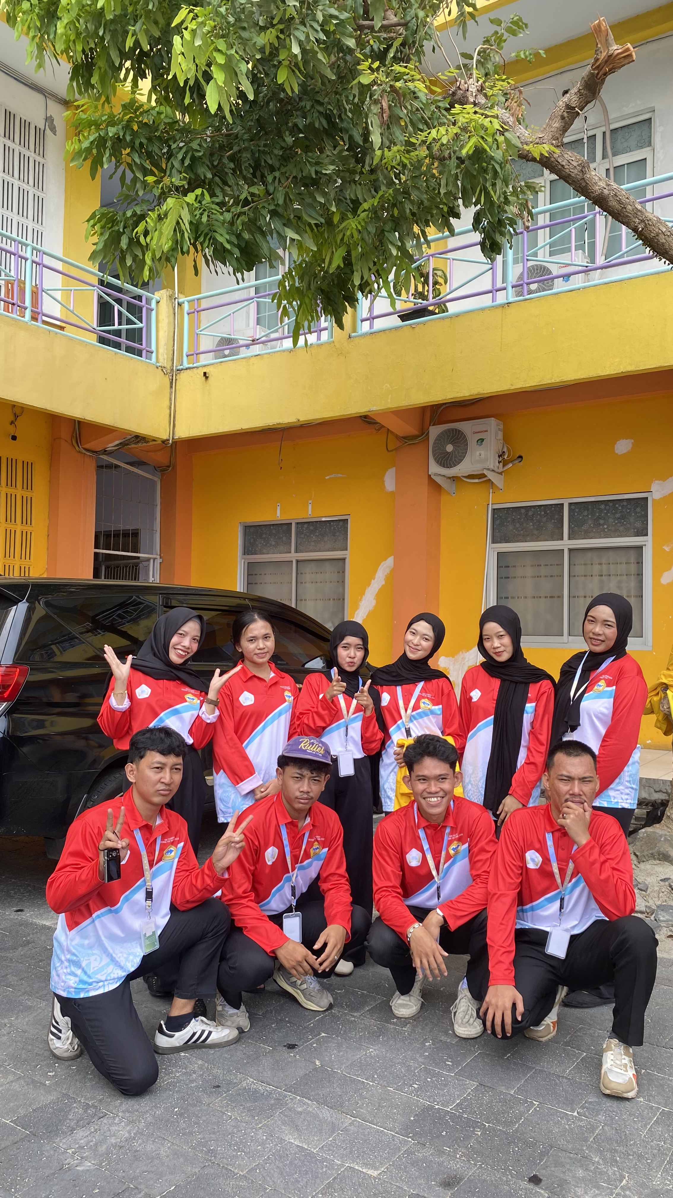 foto bersama kelompok 10