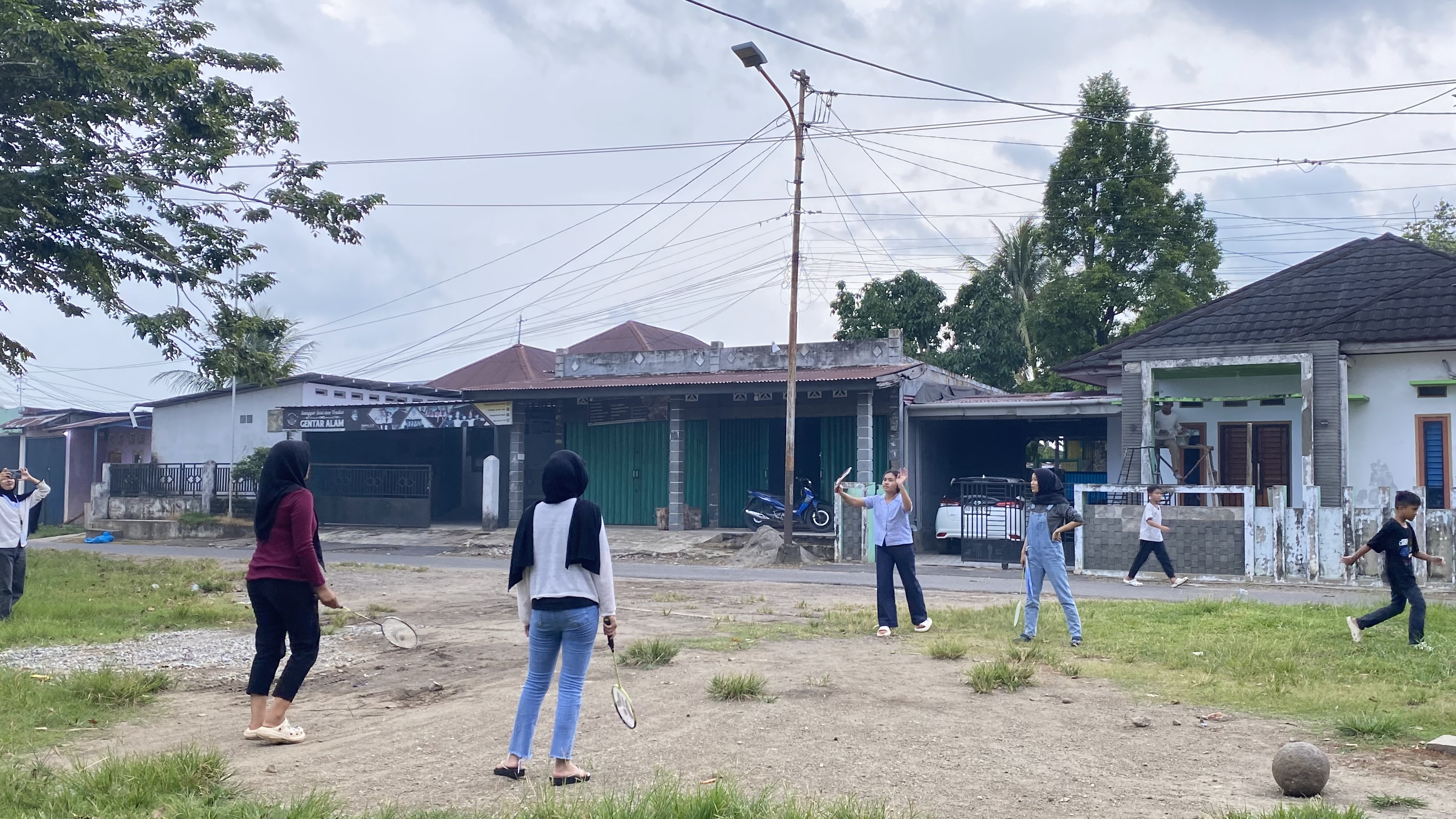 bermain bulu tangkis 