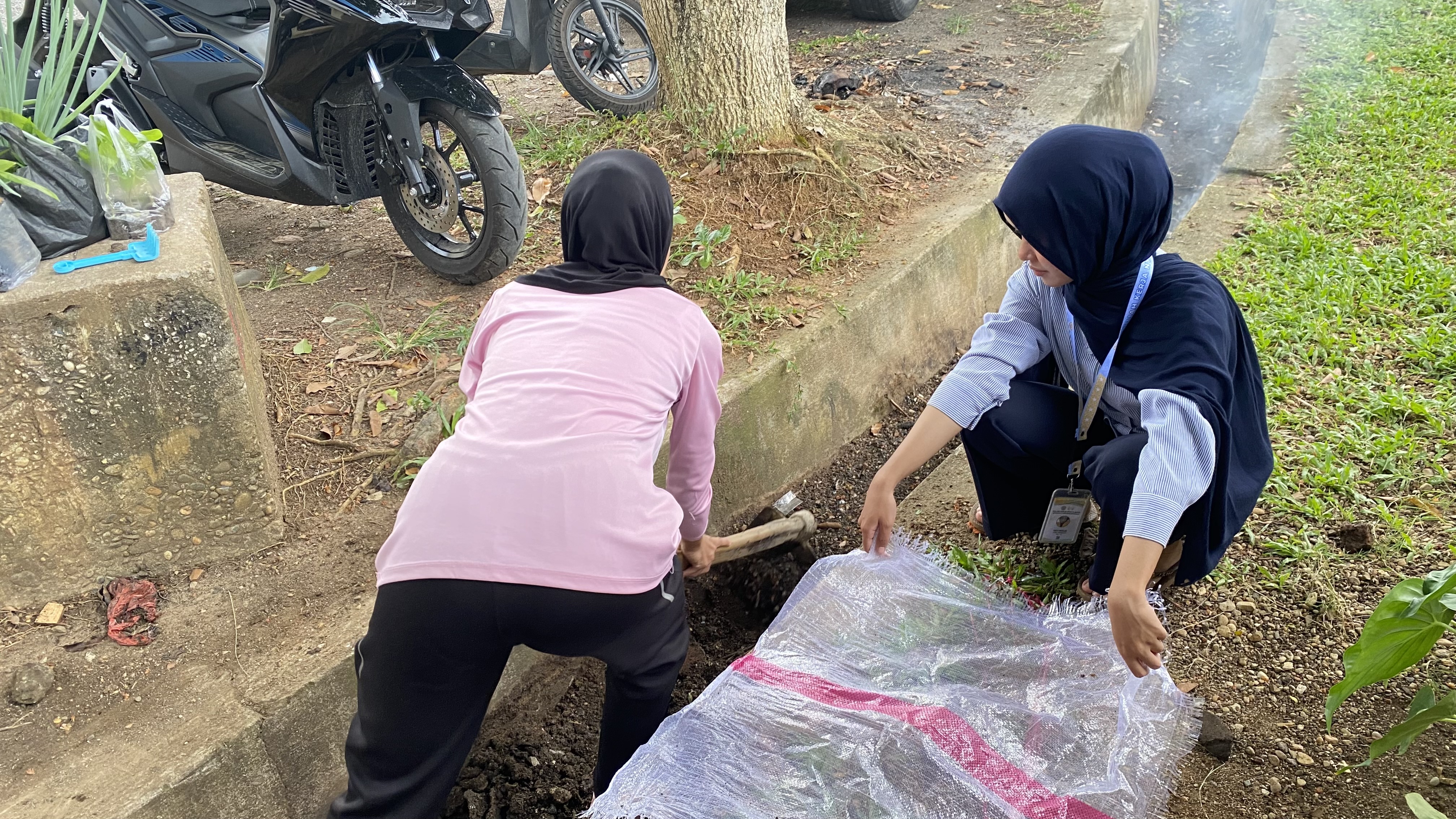 kegiatan pembersihan selokan