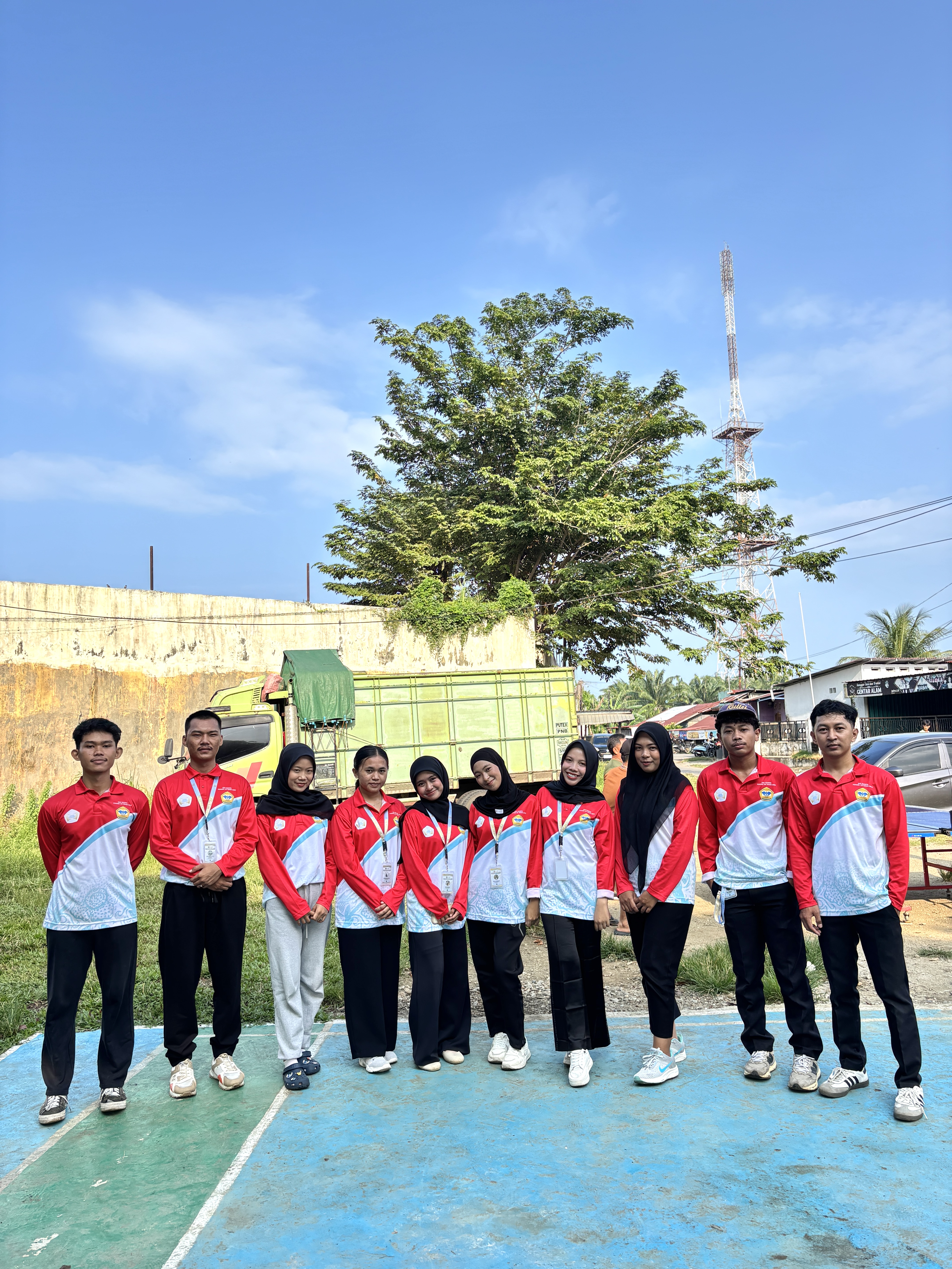kegiatan poto bersama kelompok 10 KKN-T di Rt.08
