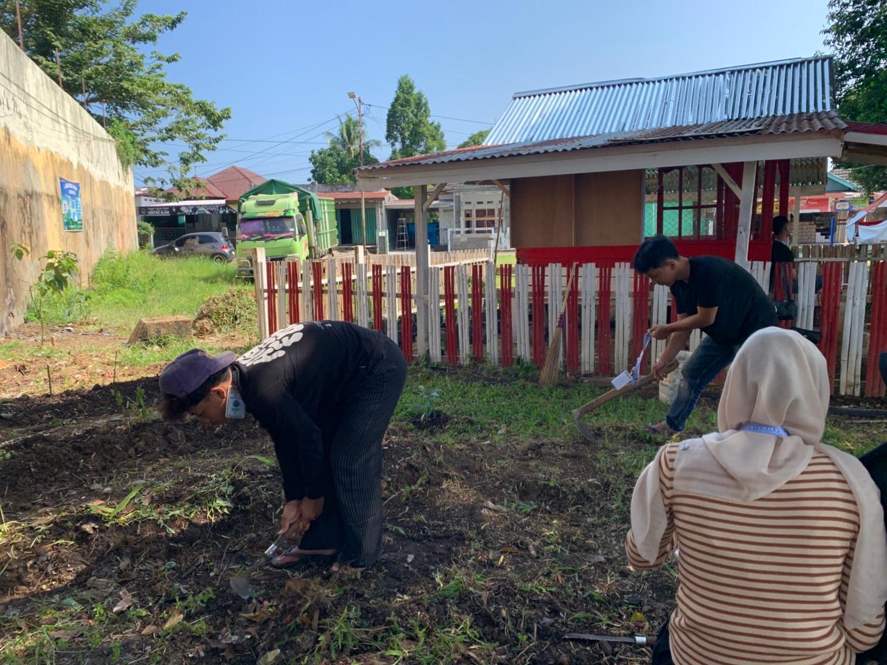 kegiatan pembersihan lahan dan pembabatan rumput.
