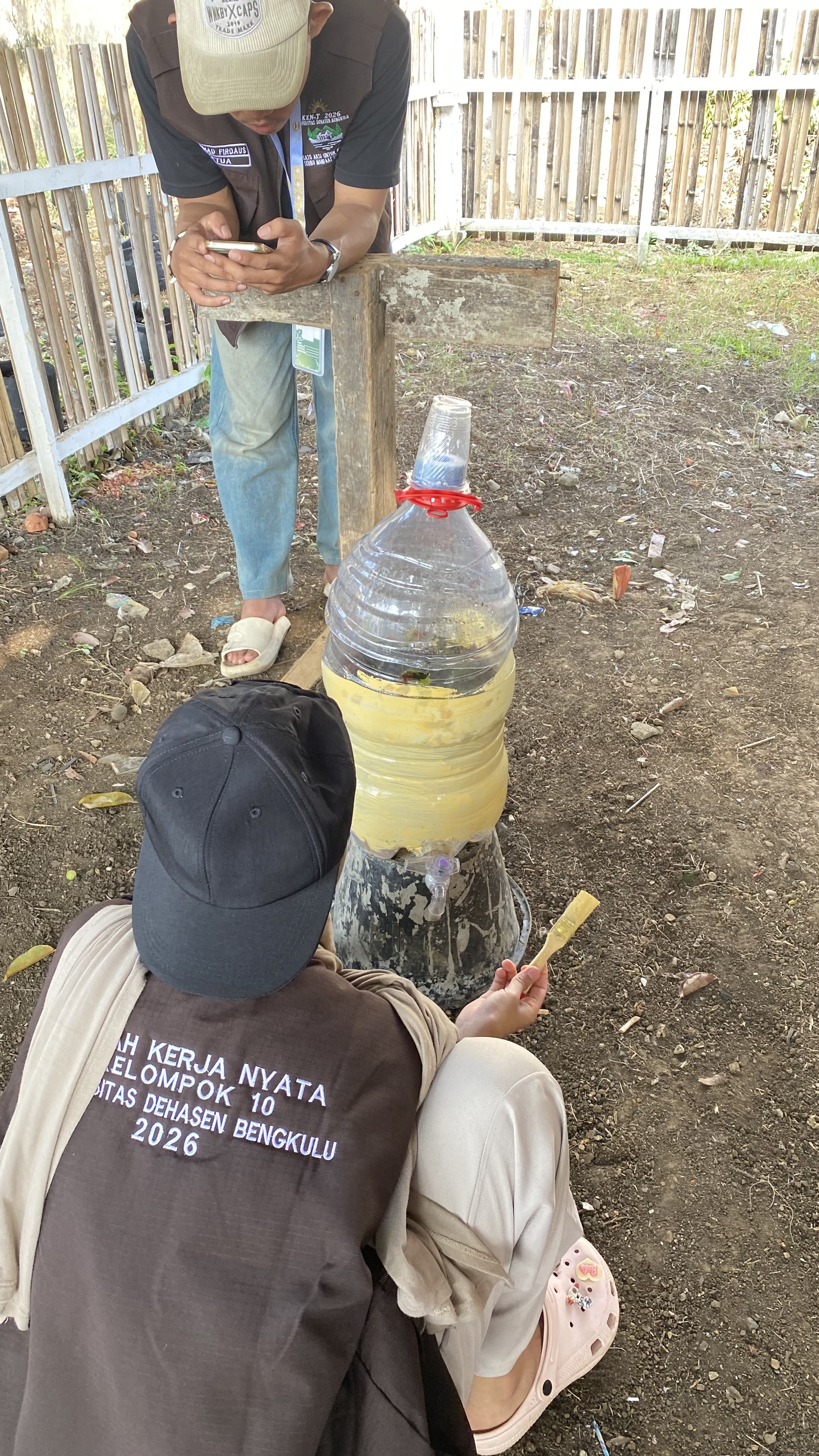 kegitan pengecetan alat kompos.