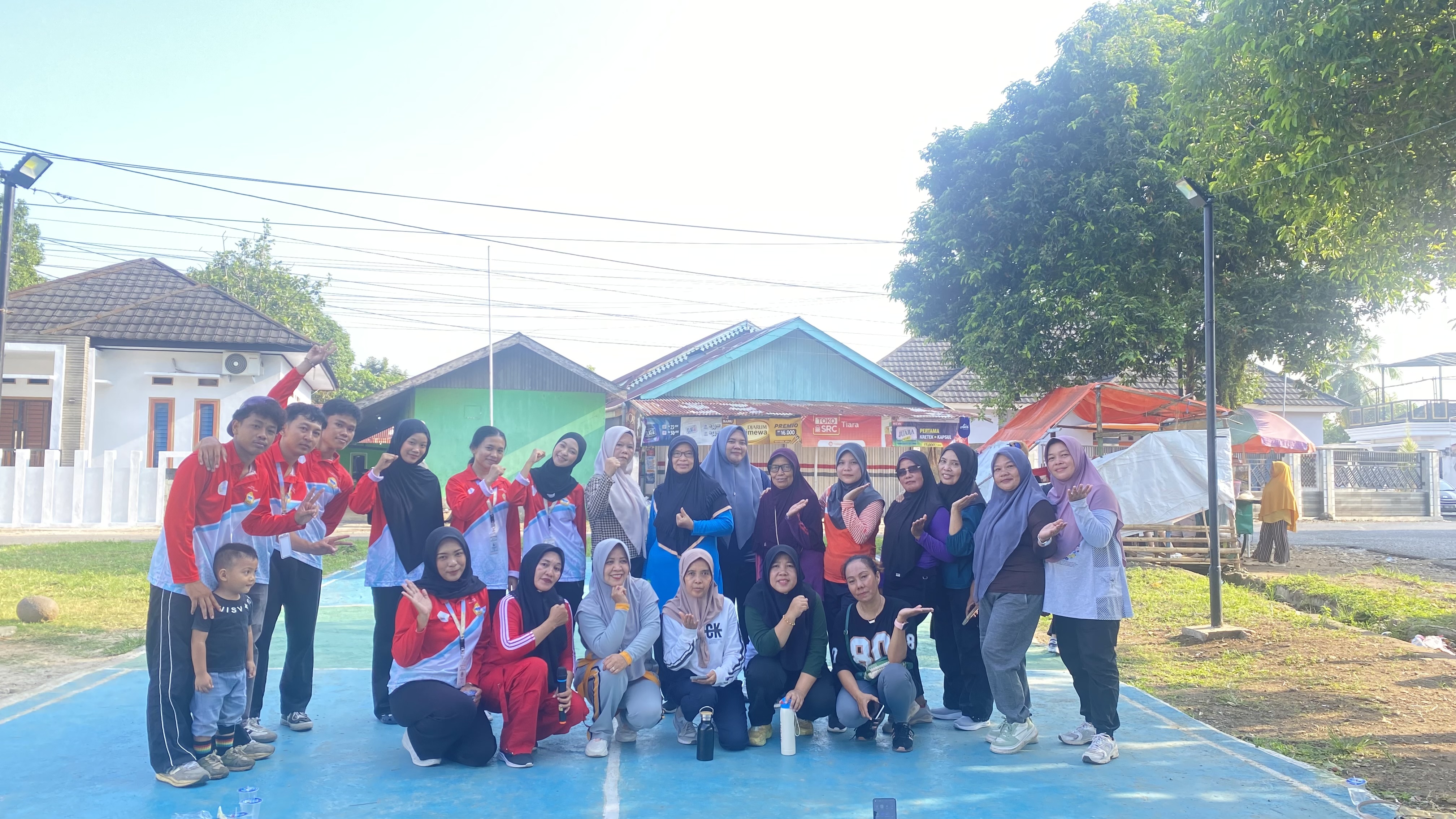 kegiatan senam sehat bersama warga dan ibu” Rt.08