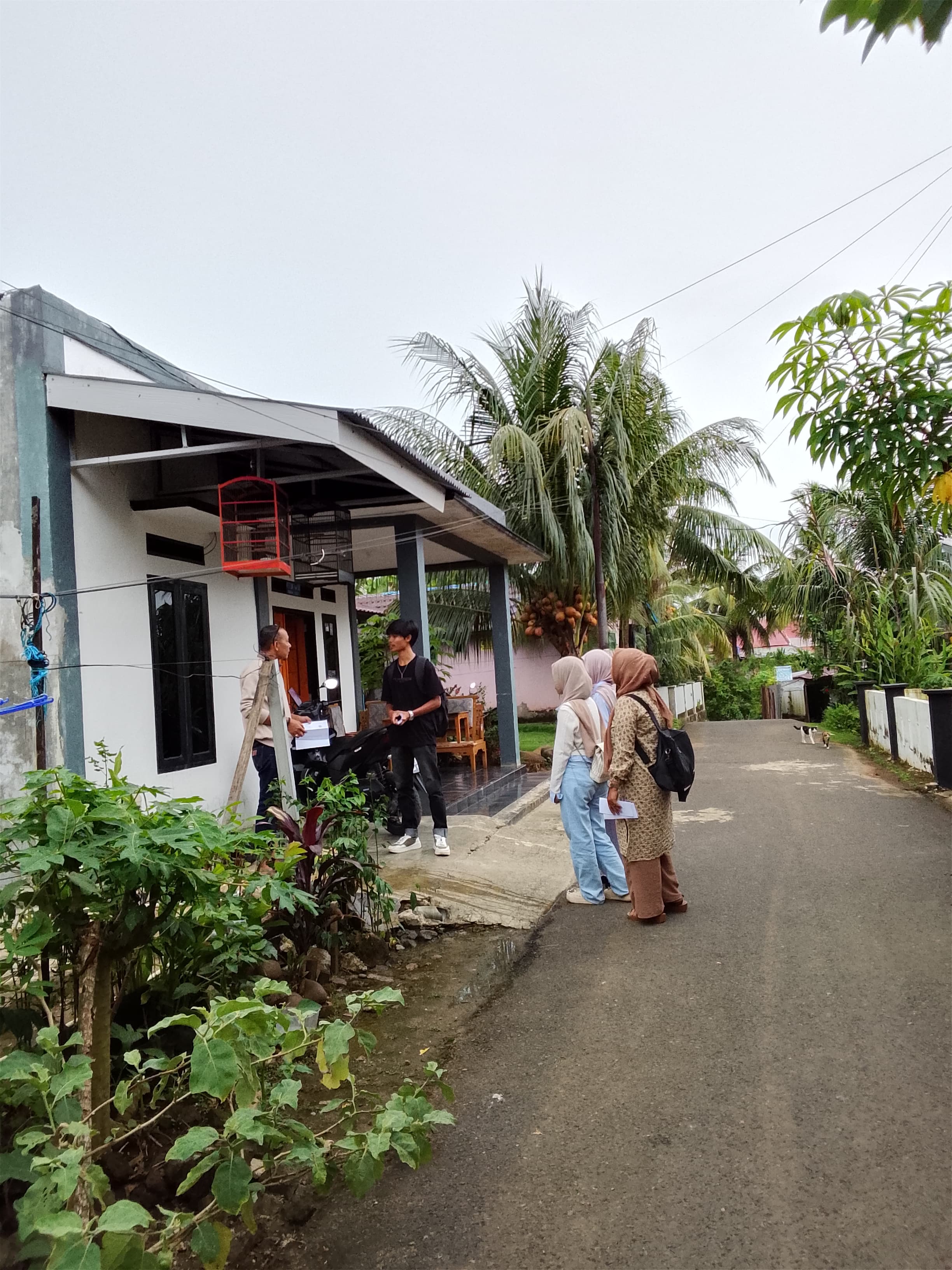 Pembagian surat undangan fgd ke warga sekitar rt26, rw05