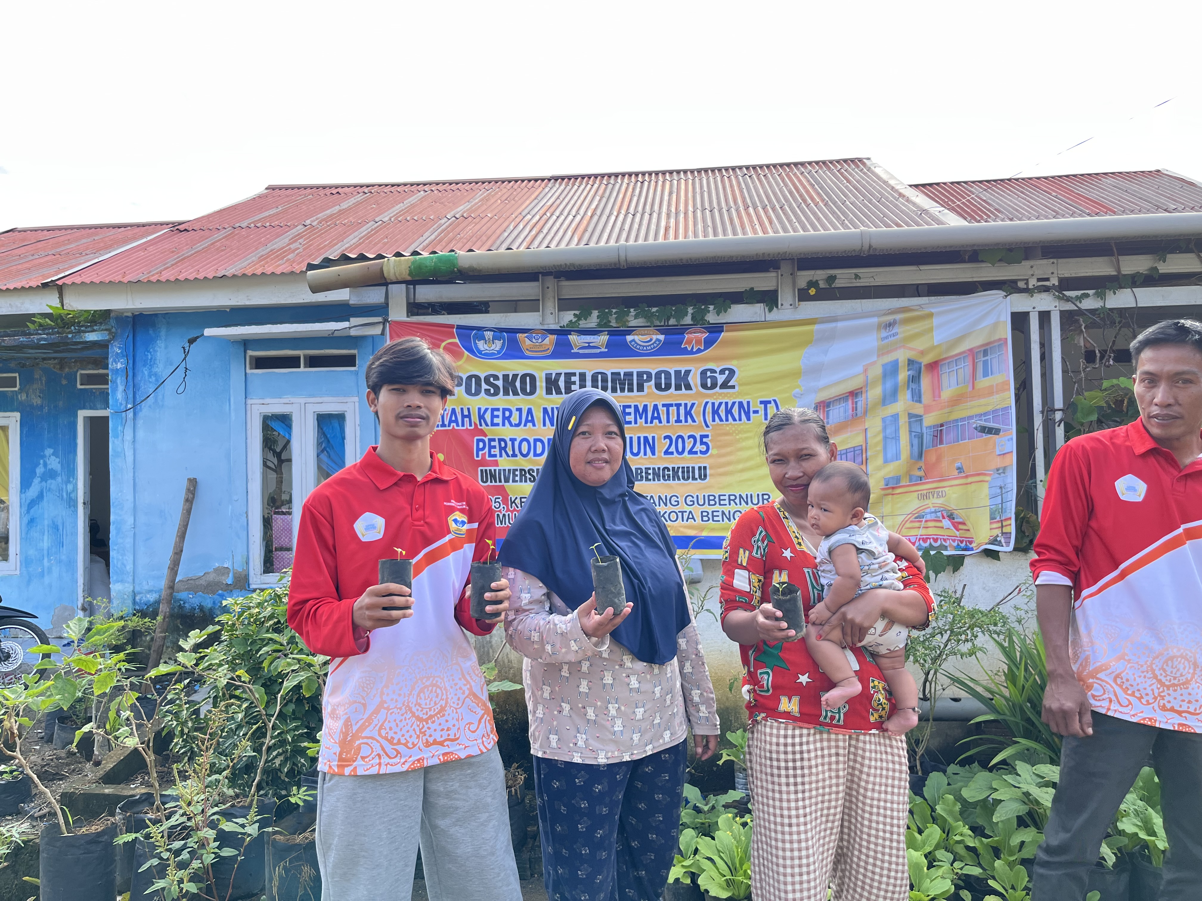 pembagian bibit tanaman dan sosialisasi kepada warga rt 26 