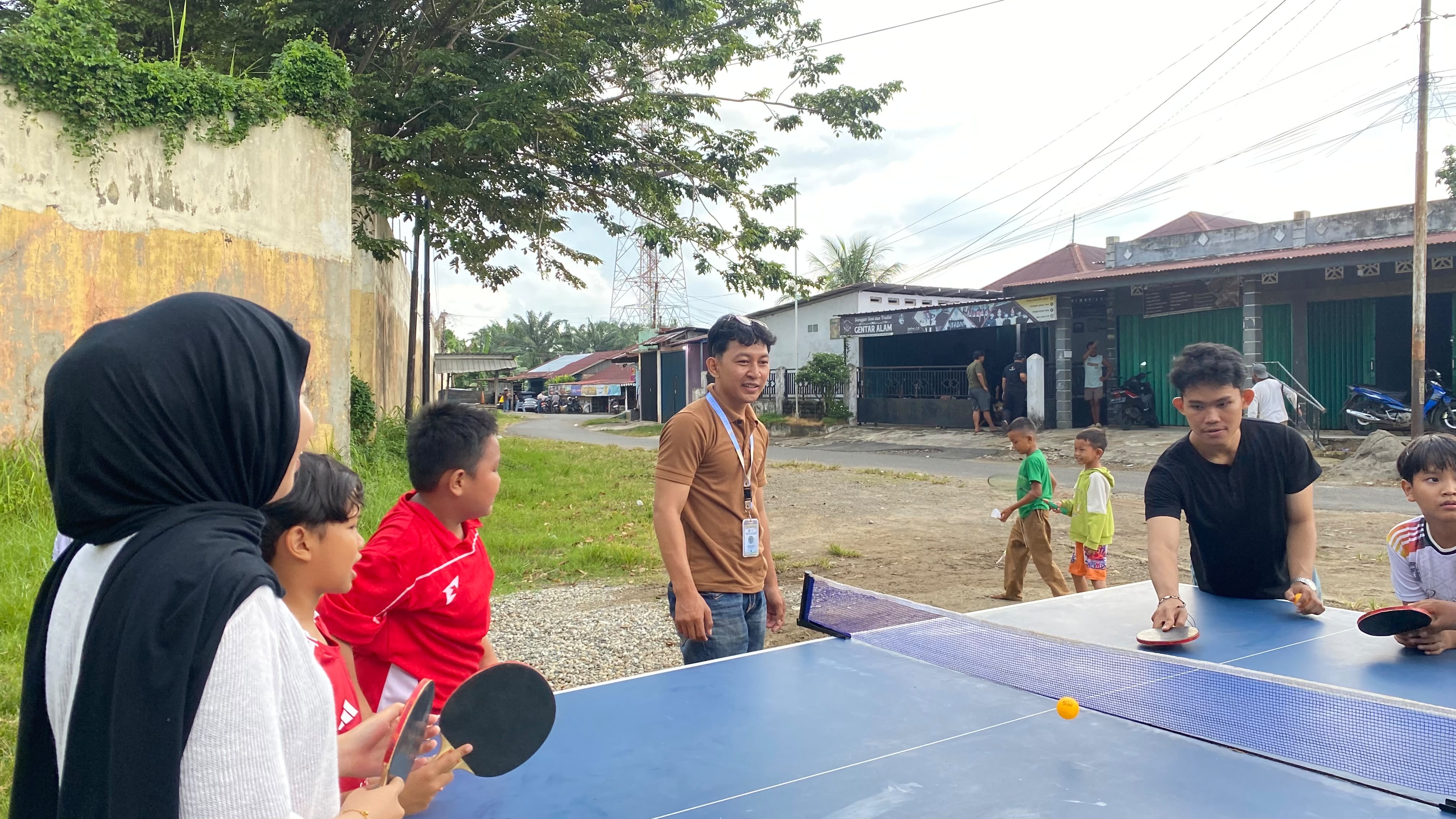 Bermain tenis meja 
