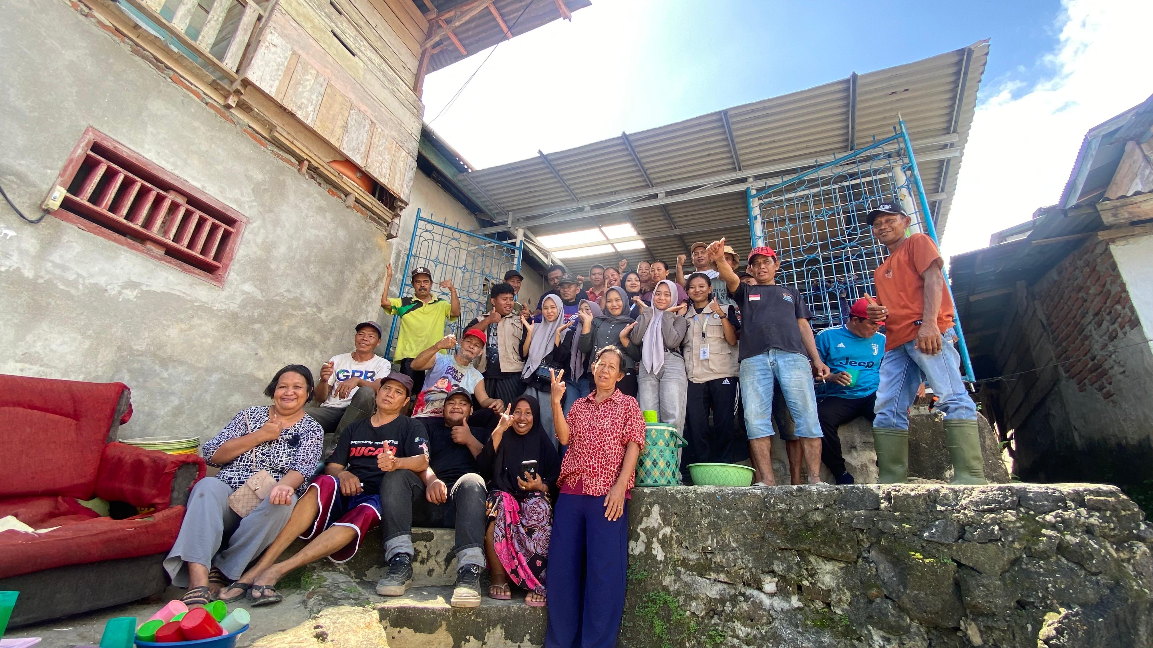 Foto bersama warga rt 01 kelurahan sawah lebar baru 